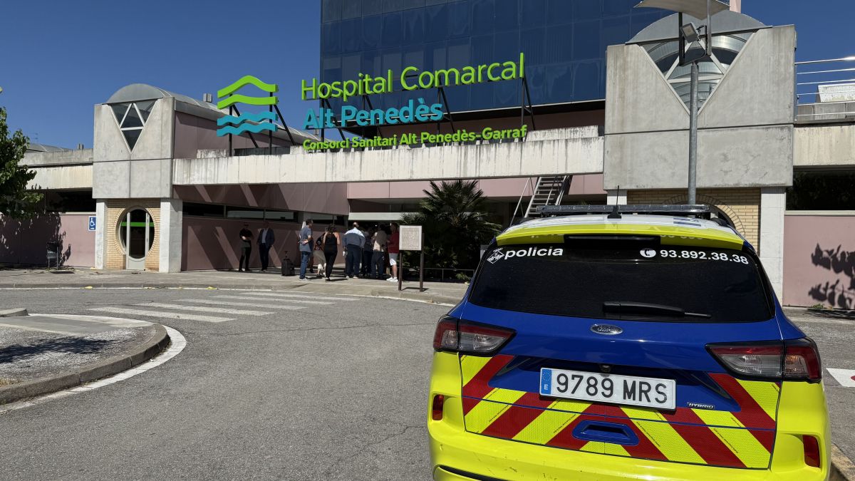 Hospital Comarcal de l'Alt Penedès i un cotxe dels Mossos Hospital Comarcal de l'Alt Penedès i un cotxe dels Mossos