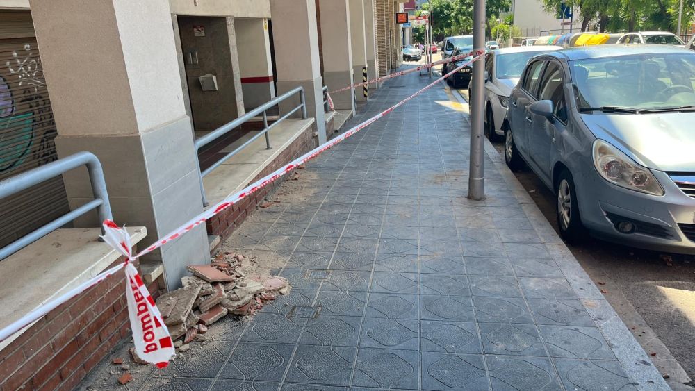 Carrer Francesc Bastos acordonat per despreniments Carrer Francesc Bastos acordonat per despreniments