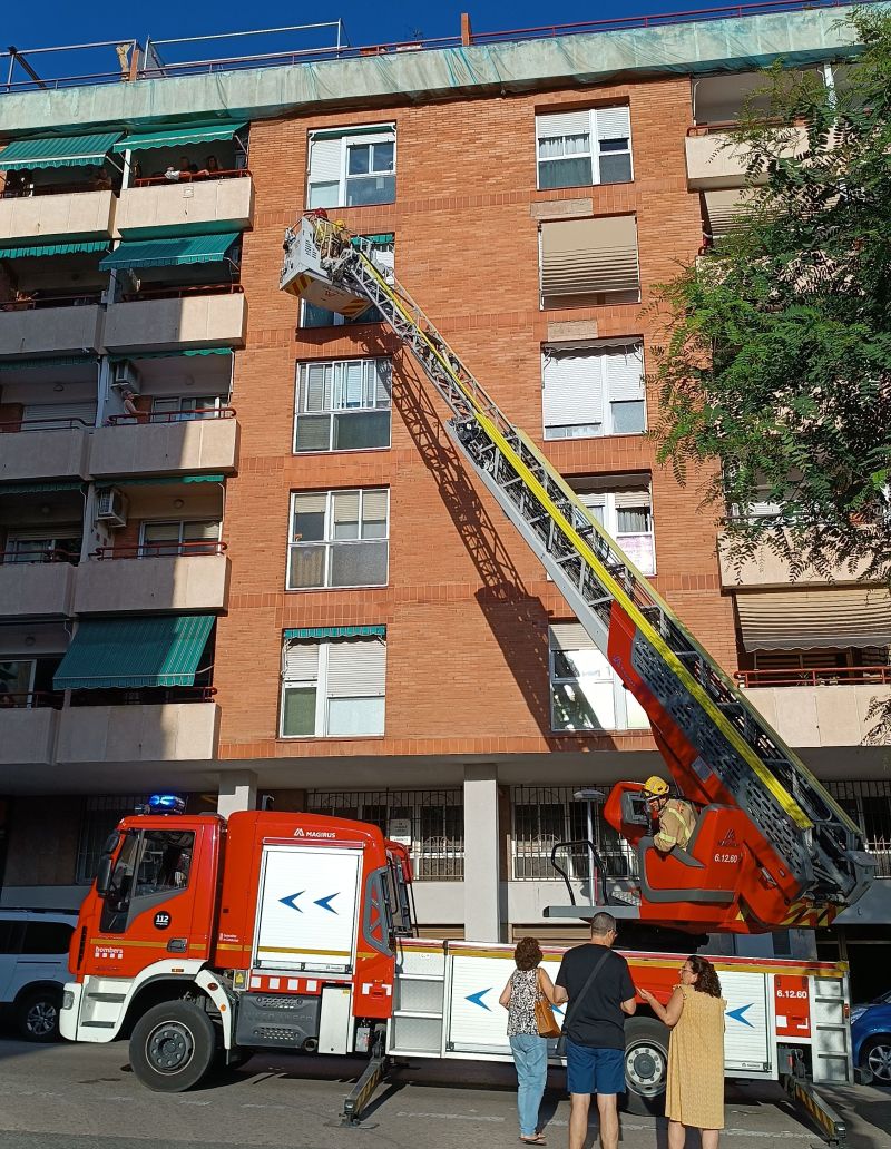 Bombers actuen en una façana amb danys per la DANA a Tarragona 2 Bombers actuen en una façana amb danys per la DANA a Tarragona 2