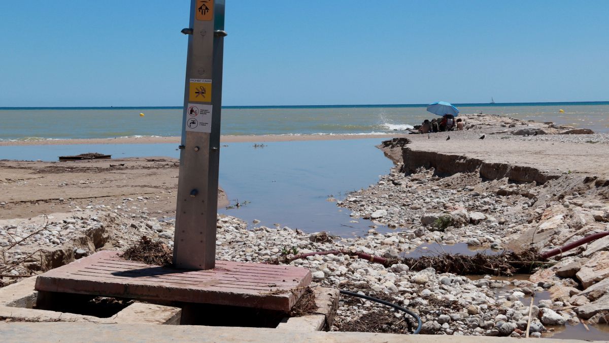 Una dutxa de platja destrossada per la pluja i el desbordament del riu Una dutxa de platja destrossada per la pluja i el desbordament del riu