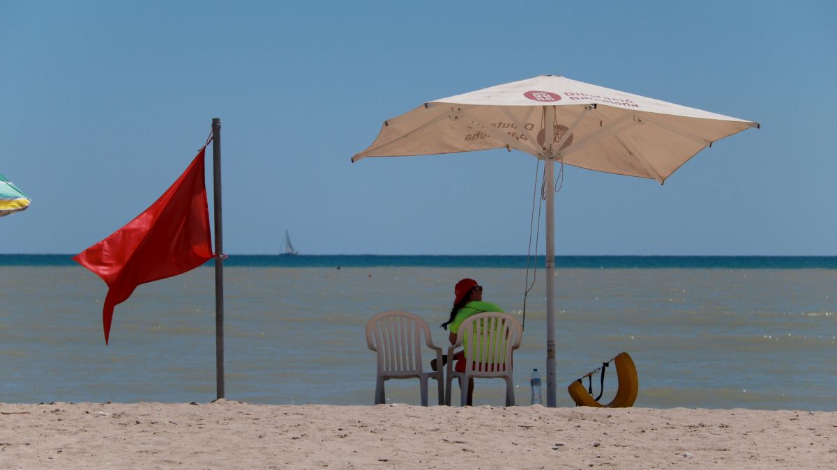 Bandera vermella a la platja de Cubelles Bandera vermella a la platja de Cubelles