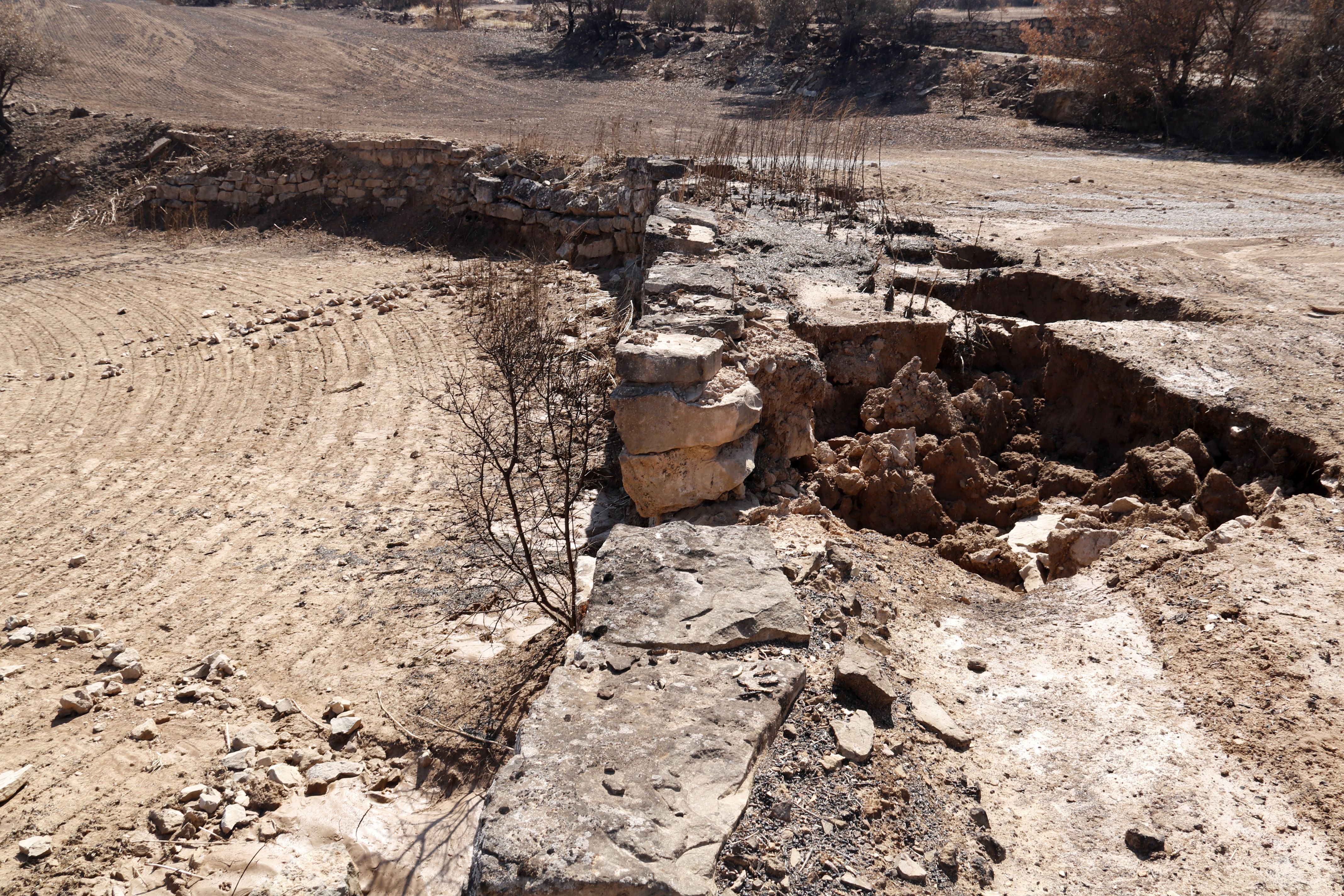 ACN / Un margen de piedra seca medio derrumbado a causa del agua que cayó el sábado en la zona de Vilamajor, en Cabanabona
