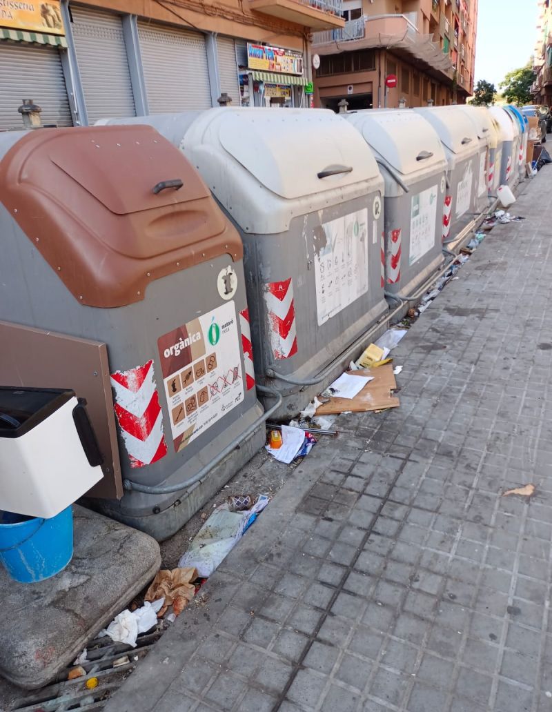Contenidors plens de brutícia i brossa a Mataró Contenidors plens de brutícia i brossa a Mataró