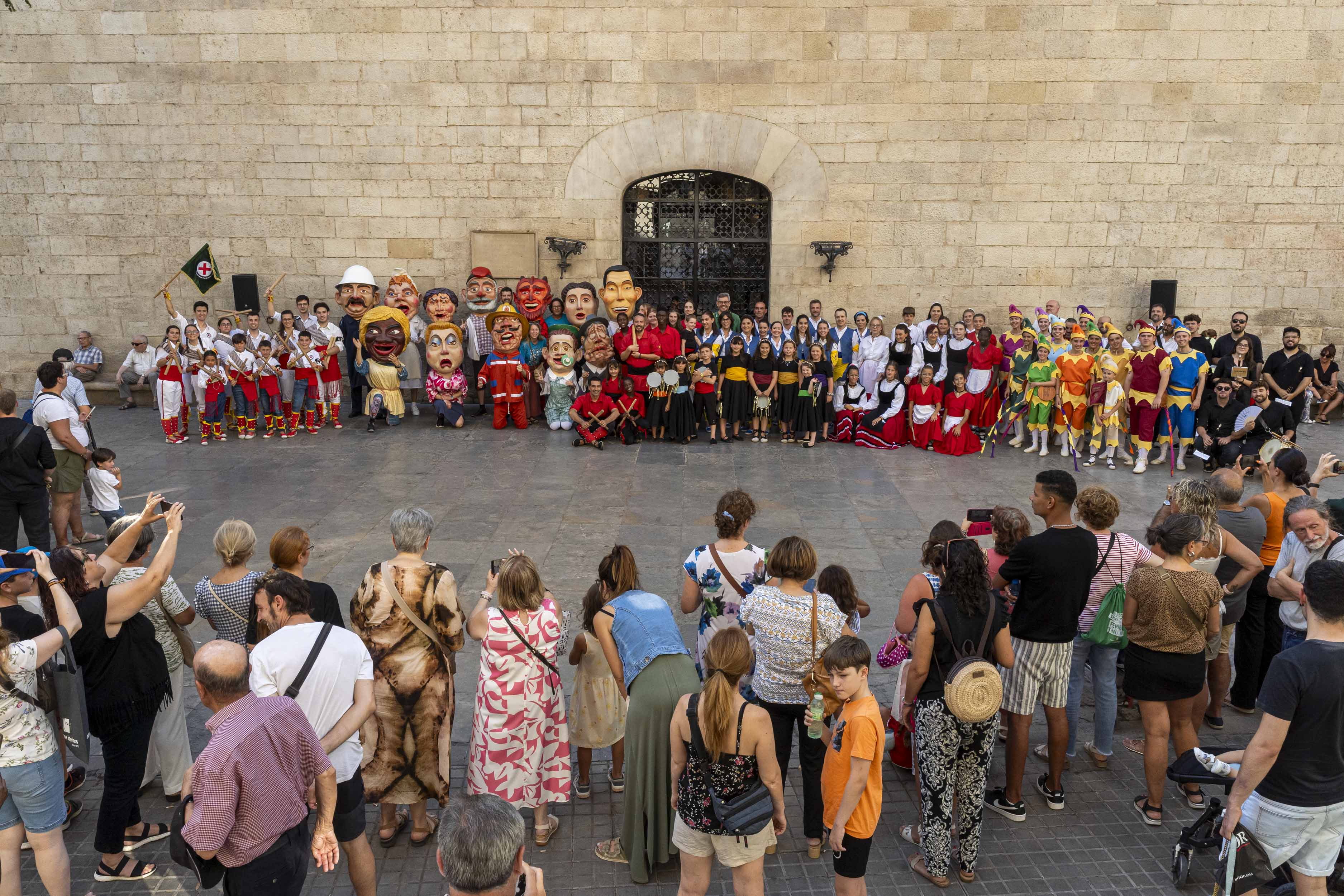 Capgrossos, bastons i dansa tradicional popular centren la segona jornada de la Festa Major de l’IEI