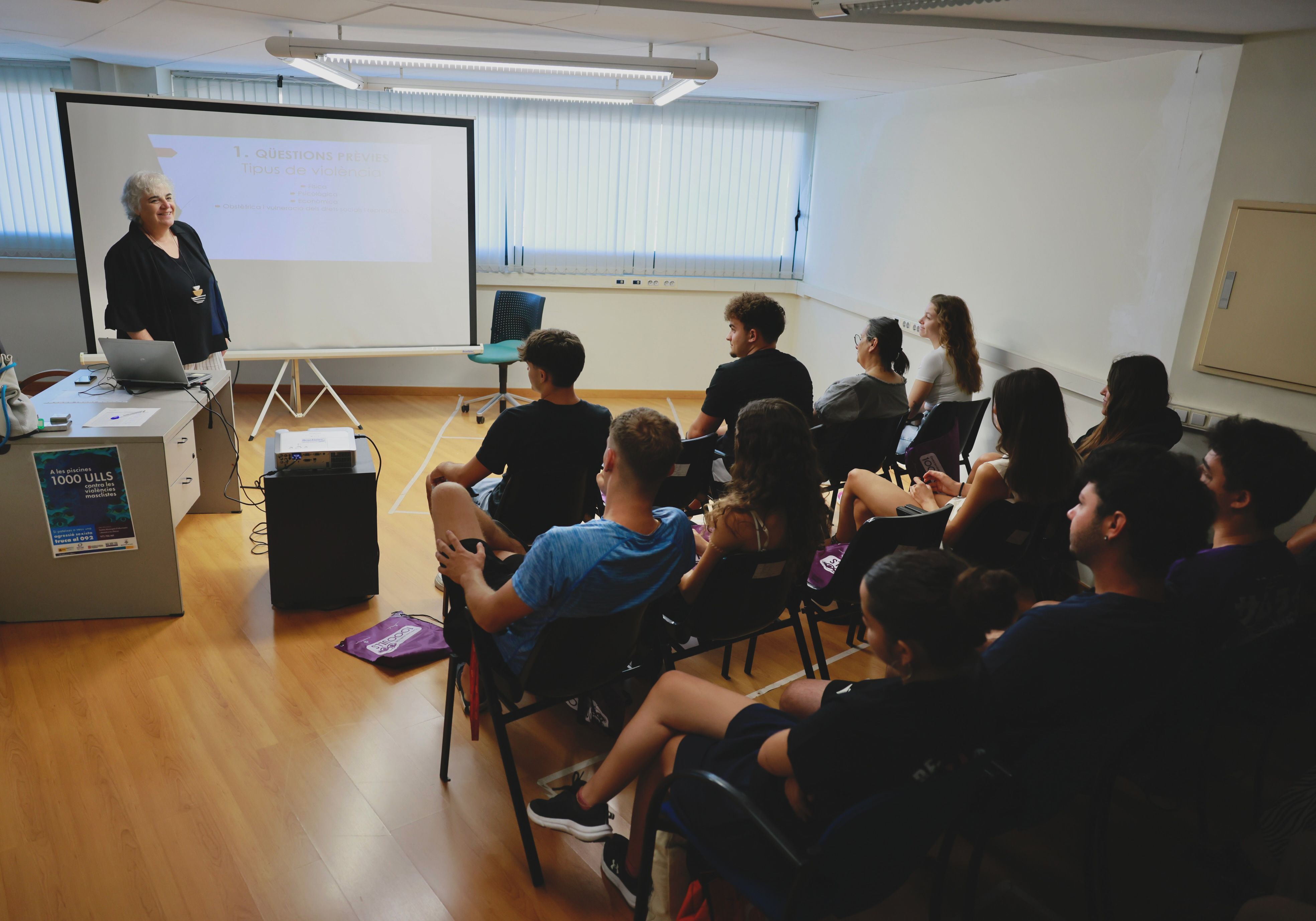 Avui s'ha fet la primera sessió de formació previstes sobre prevenció de violències masclistes a les piscines municipals