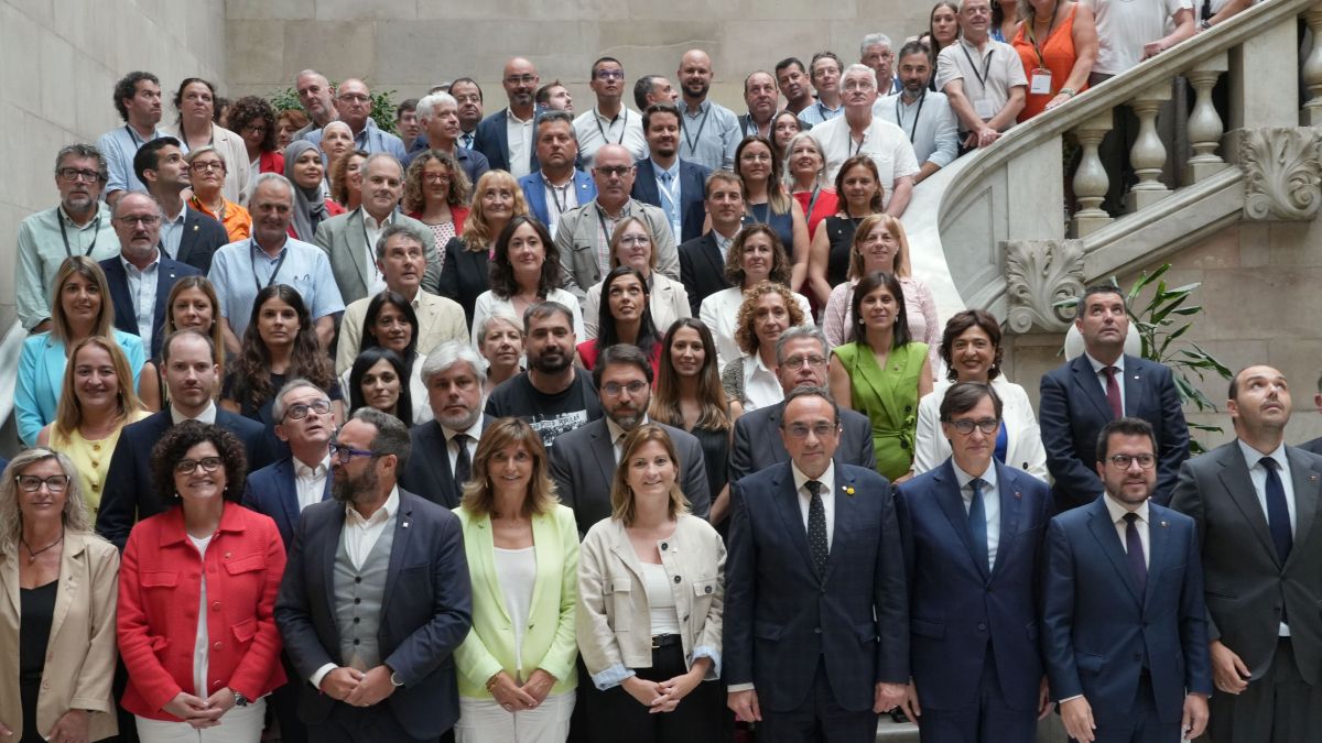 Foto de família del president de la Generalitat, Salvador Illa; el del Parlament, Josep Rull, i representants del món local aquest dijous Foto de família del president de la Generalitat, Salvador Illa; el del Parlament, Josep Rull, i representants del món local aquest dijous