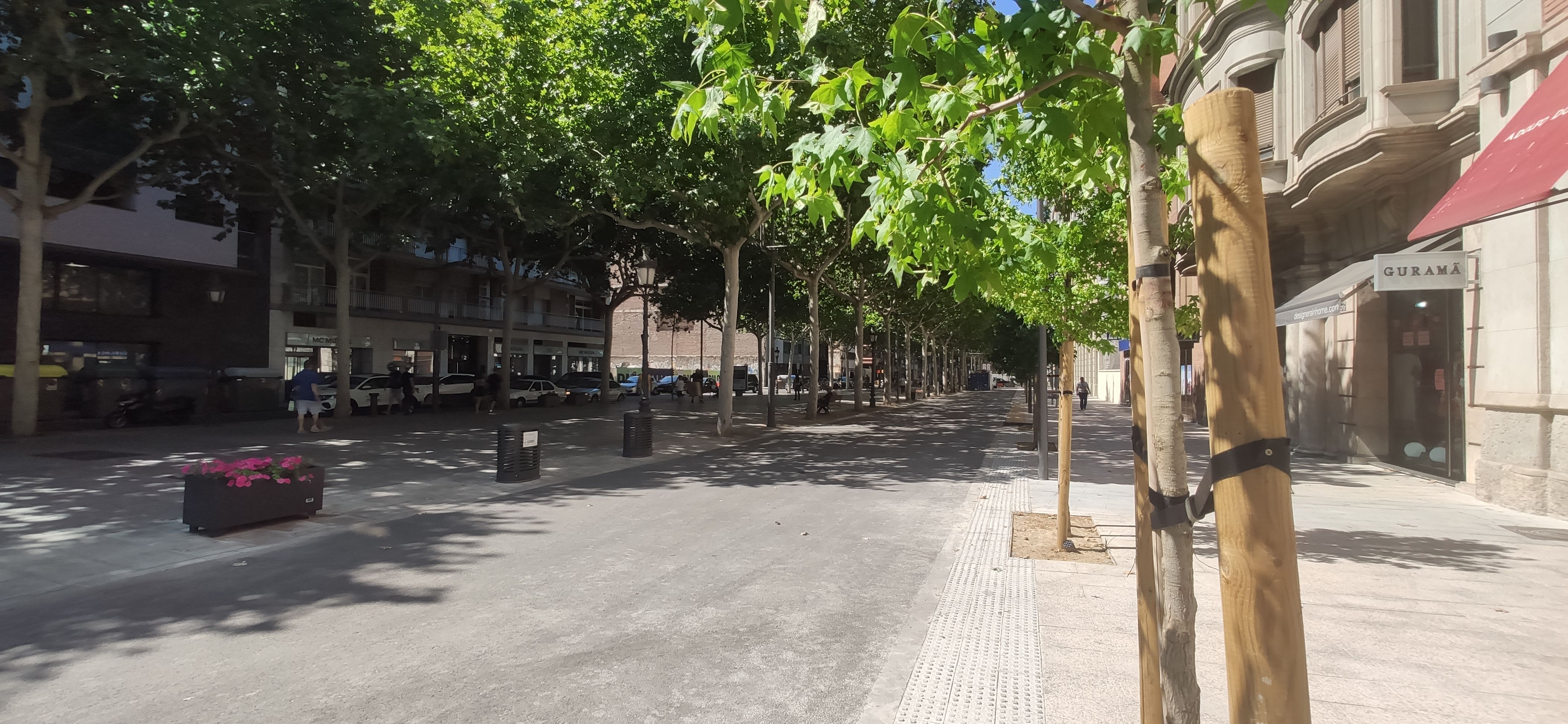 FOTO: D.H. / Entrada principal a la Rambla Ferran de Lleida, ja amb la vorera canviada i al mateix nivell que la calçada