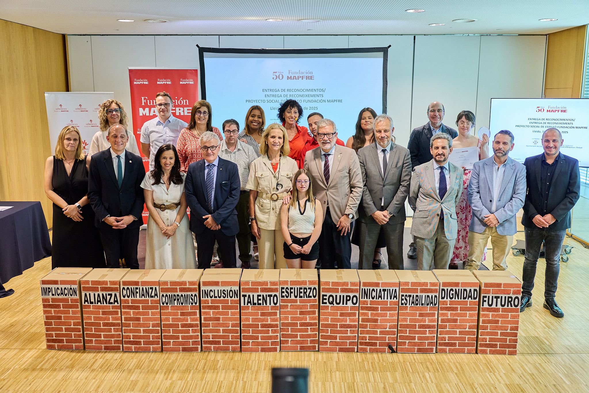 Acto de la Fundación Mapfre en la Llotja para reconocer el compromiso con la inserción sociolaboral de entidades y empresas de Lleida.