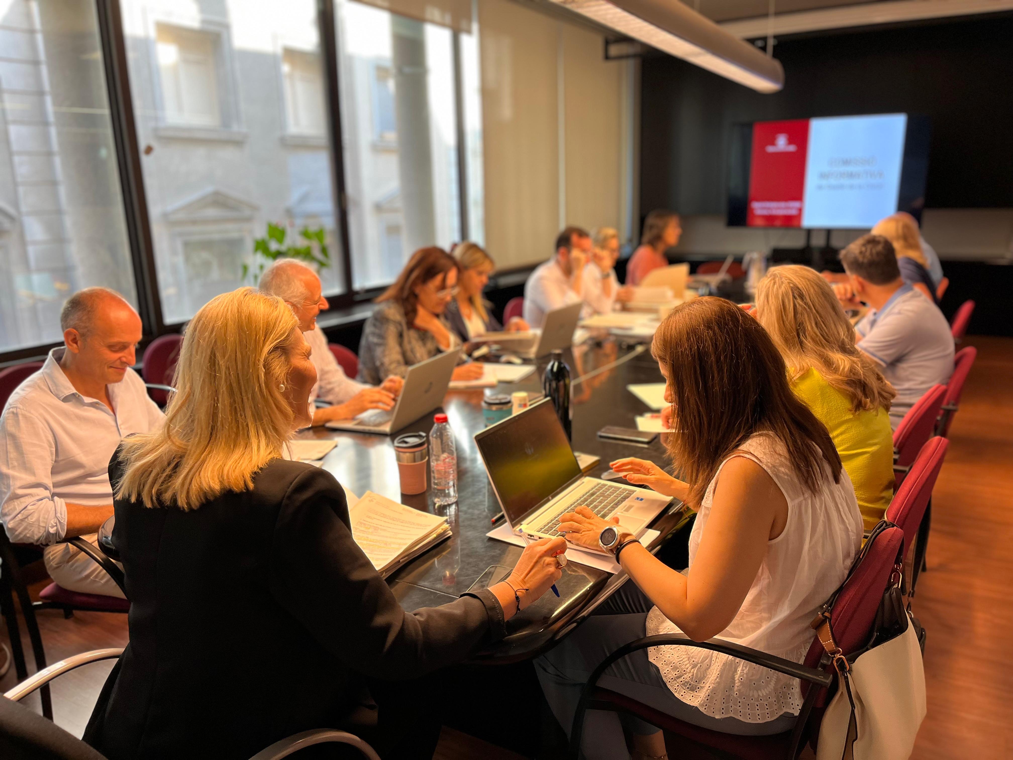 La 1a teniente de alcalde y concejala de Agenda Urbana, Begoña Iglesias, ha presidido este miércoles la comisión informativa del ámbito, en la que se ha dado luz verde al Avance del nuevo Plan de Ordenación Urbanística Municipal (POUM)