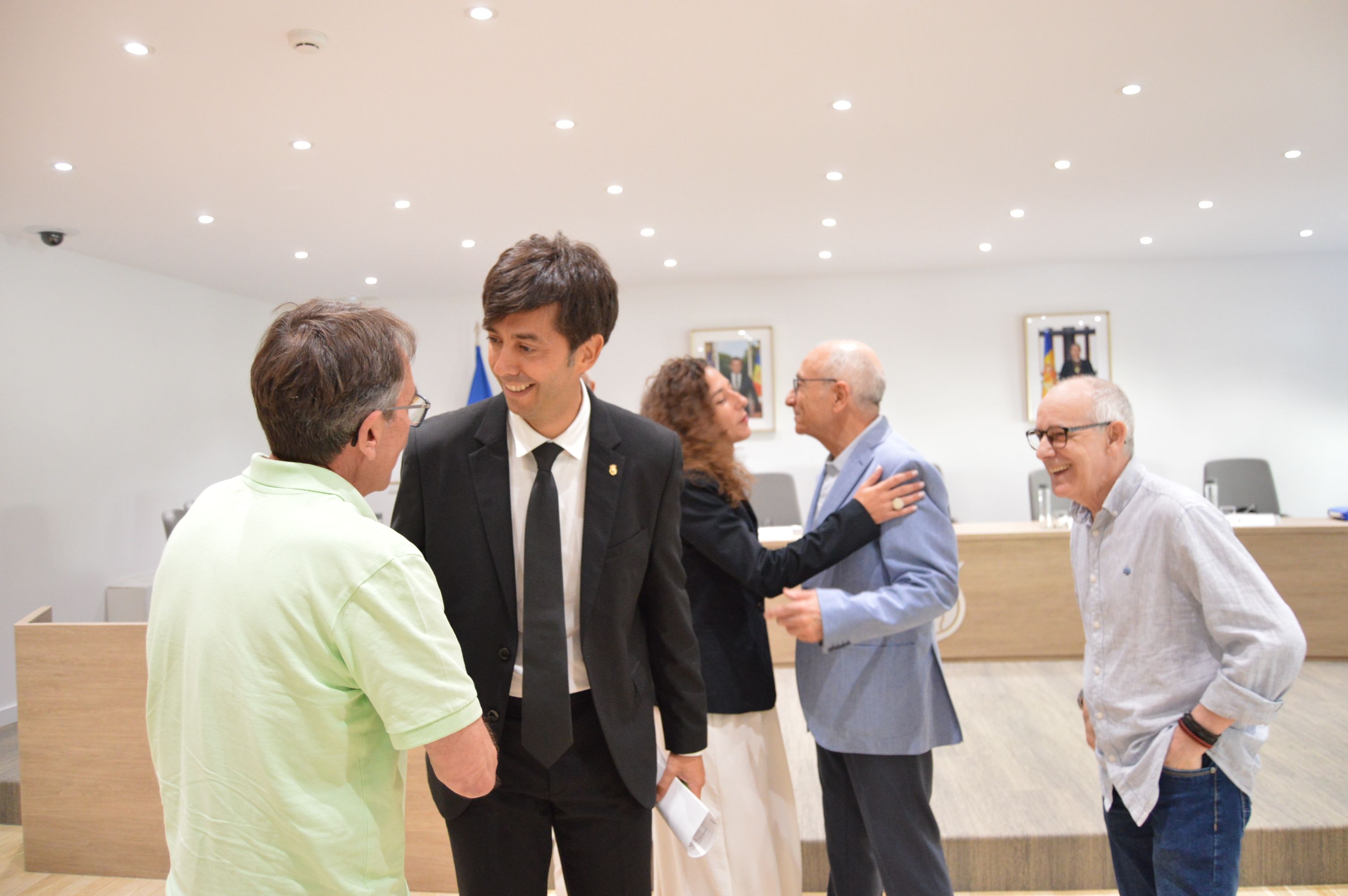 El cònsol major d'Andorra la Vella, Sergi González, saluda els consellers del consell de la gent gran d'Andorra la Vella | FOTO: M.F. (ANA)