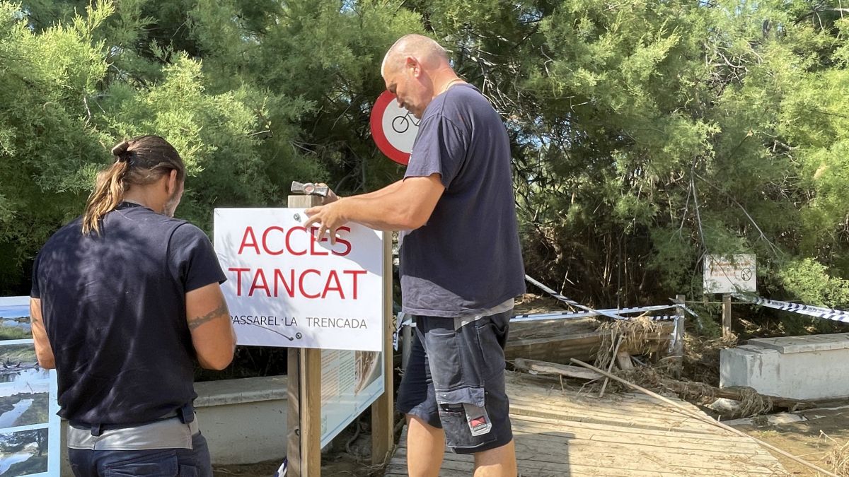 Instal·lació d'un cartell que impedeix el pas per la passera sobre el riu Foix Instal·lació d'un cartell que impedeix el pas per la passera sobre el riu Foix