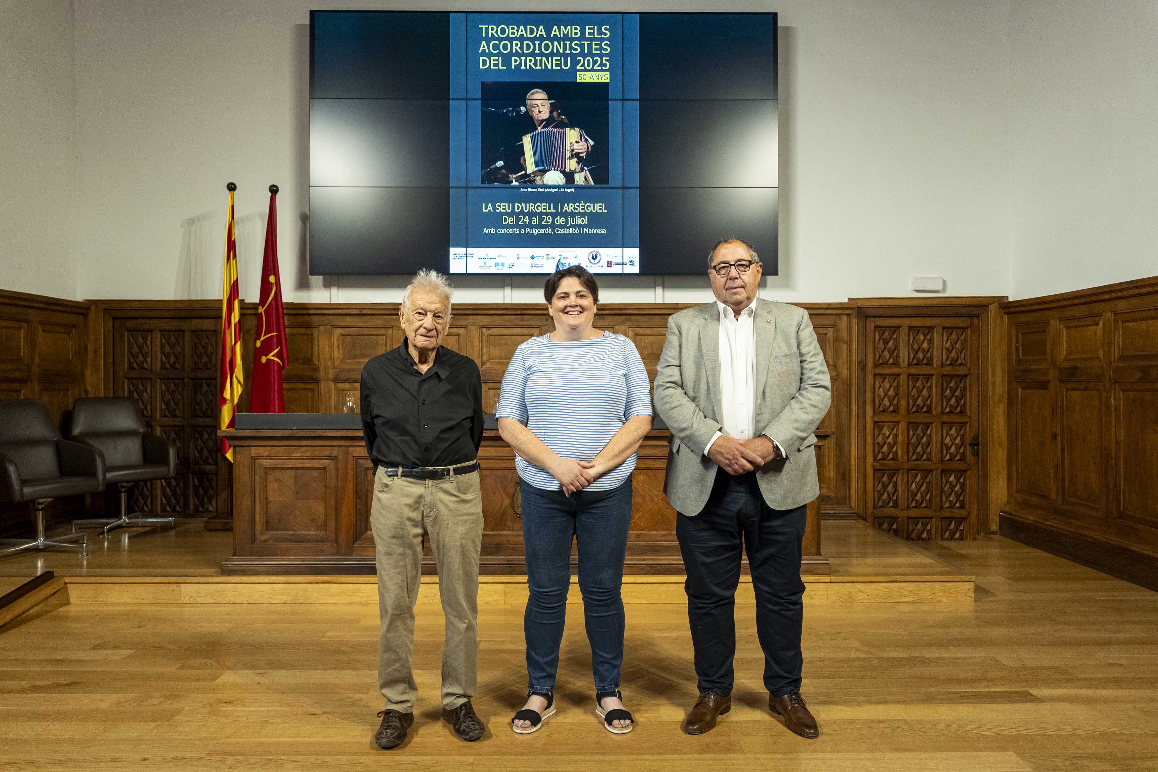 La vicepresidenta de l'Institut d'Estudis Ilerdencs, Estefania Rufach; el diputat Celestí Vila; i el cap de l'organització de la Trobada amb els Acordionistes deI Pirineu, Artur Blasco, presentant l'edició d'enguany