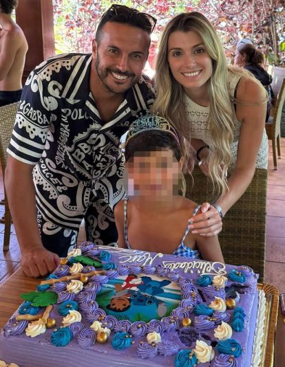 Pedro Rodríguez y su mujer con su hijo Marc durante su aniversario Pedro Rodríguez y su mujer con su hijo Marc durante su aniversario