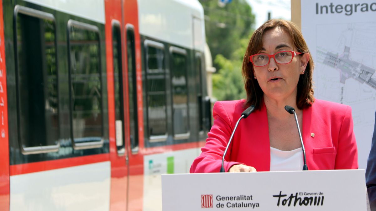 Sílvia Paneque al costat d'un tren d'FGC