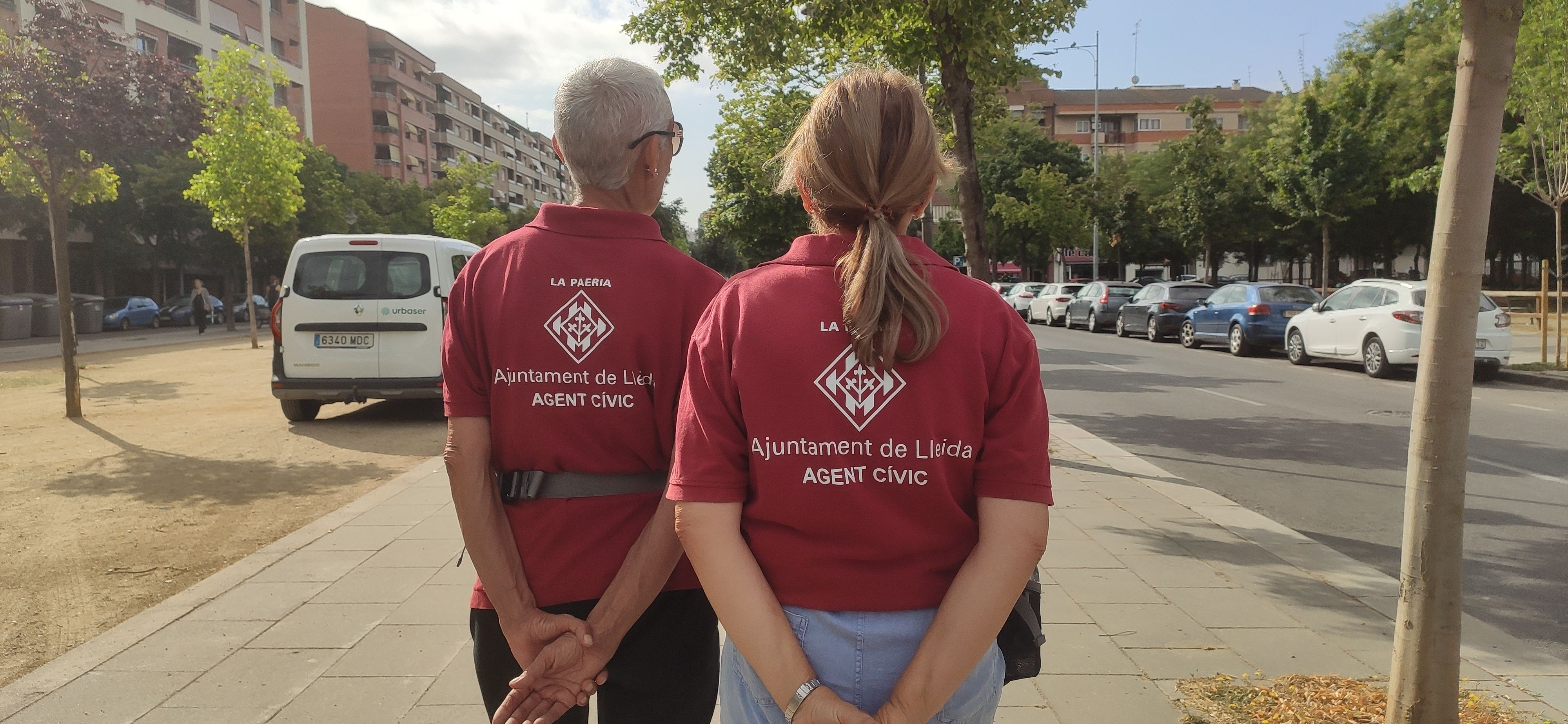 FOTO: D.H. / Dues agents cíviques al barri de Pardinyes