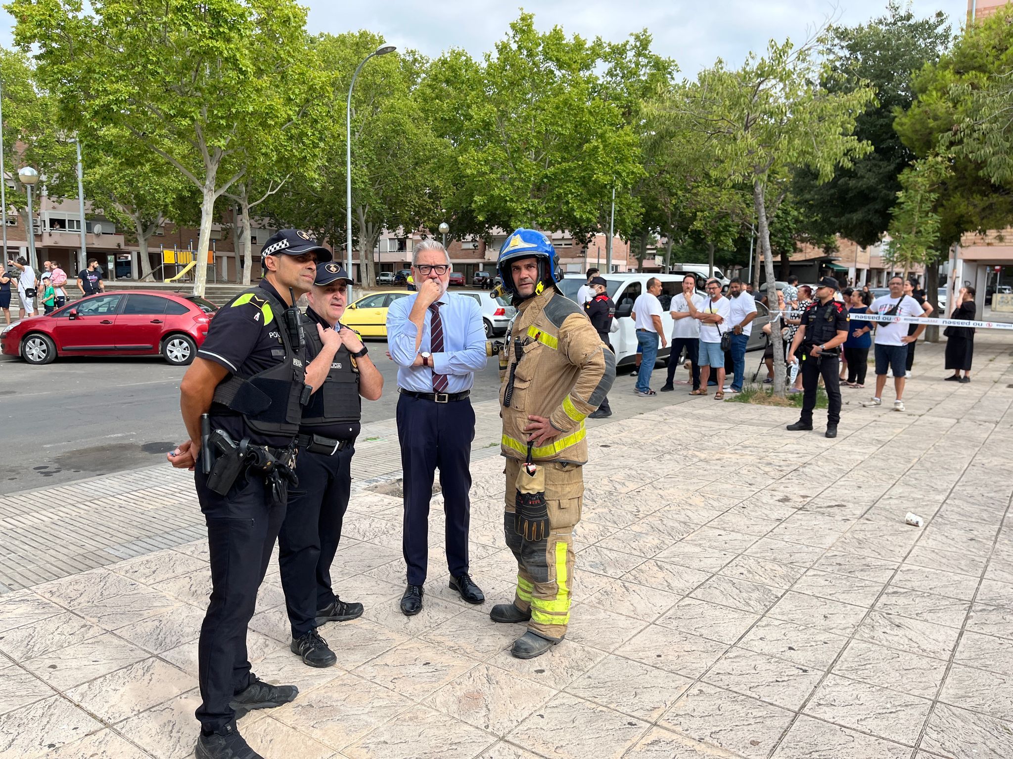 Diverses dotacions dels Bombers, de la Guàrdia Urbana i dels Mossos d’Esquadra s'han desplaçat al lloc de l'incendi