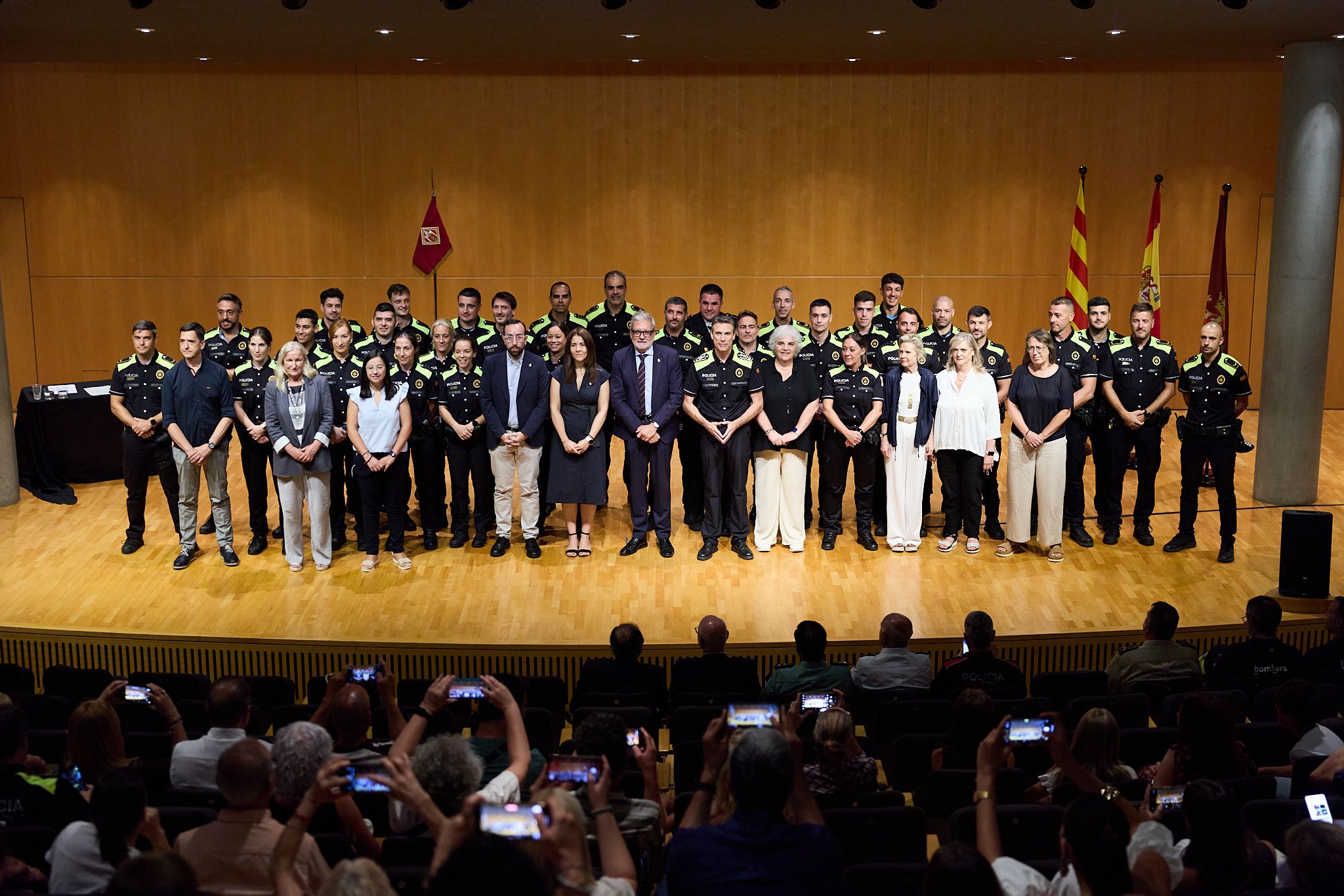 Foto de família dels nous i les noves agents, sergents i caporals amb l'alcalde, tinentes d'alcalde i regidores i regidors de la Corporació Municipal