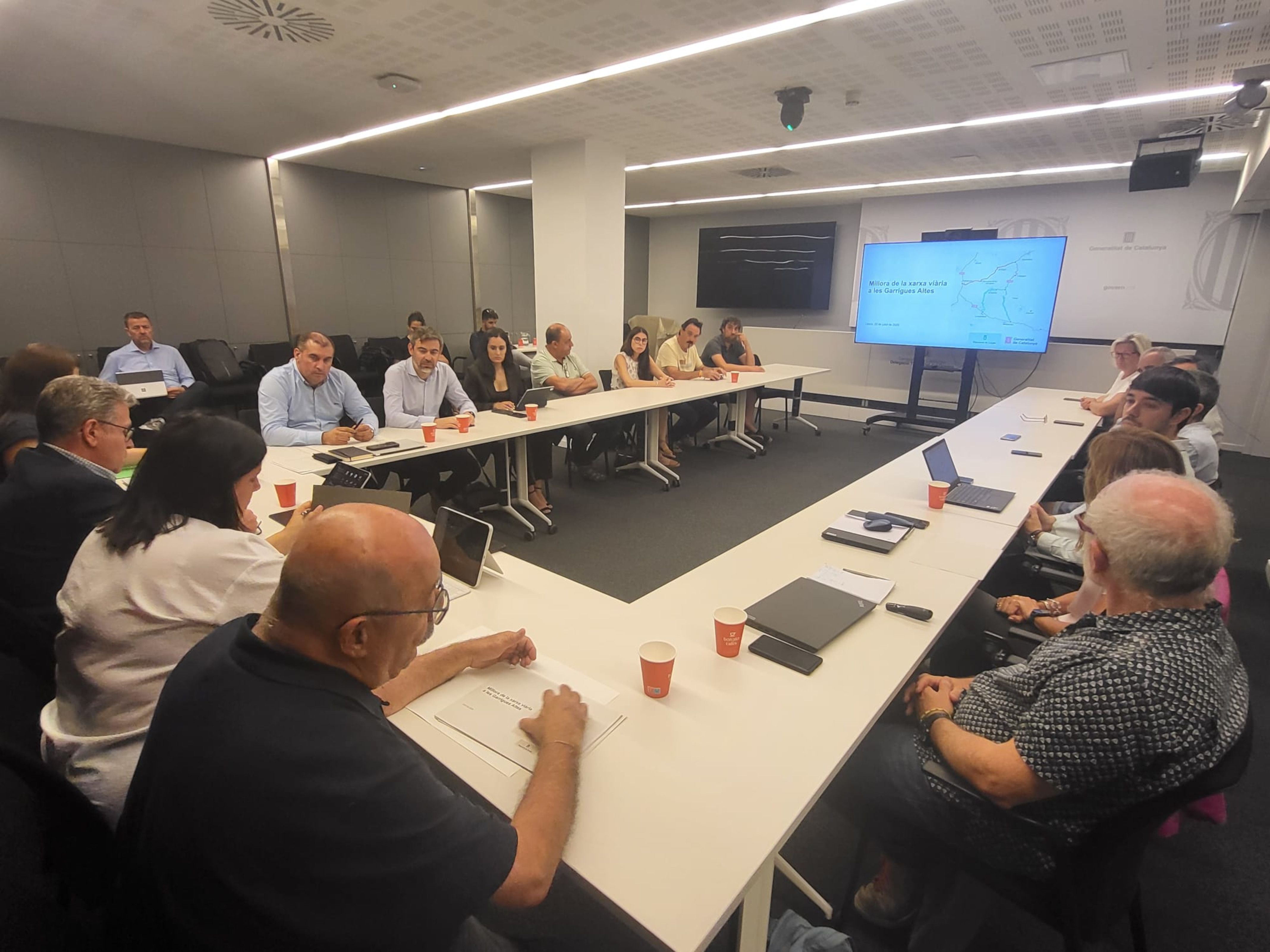 Reunió mantinguda aquest dimarts en què Govern, Diputació de Lleida i ajuntaments de les Garrigues Altes han tancat l'acord per a la millora dels eixos viaris comarcals