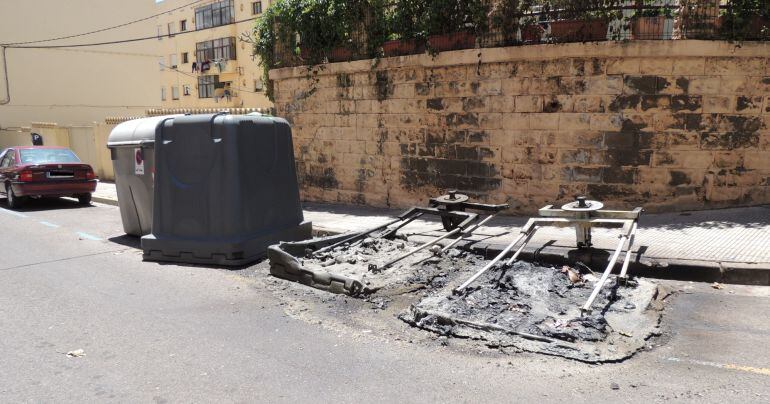 Imatge d'arxiu d'uns contenidors cremats a Lleida
