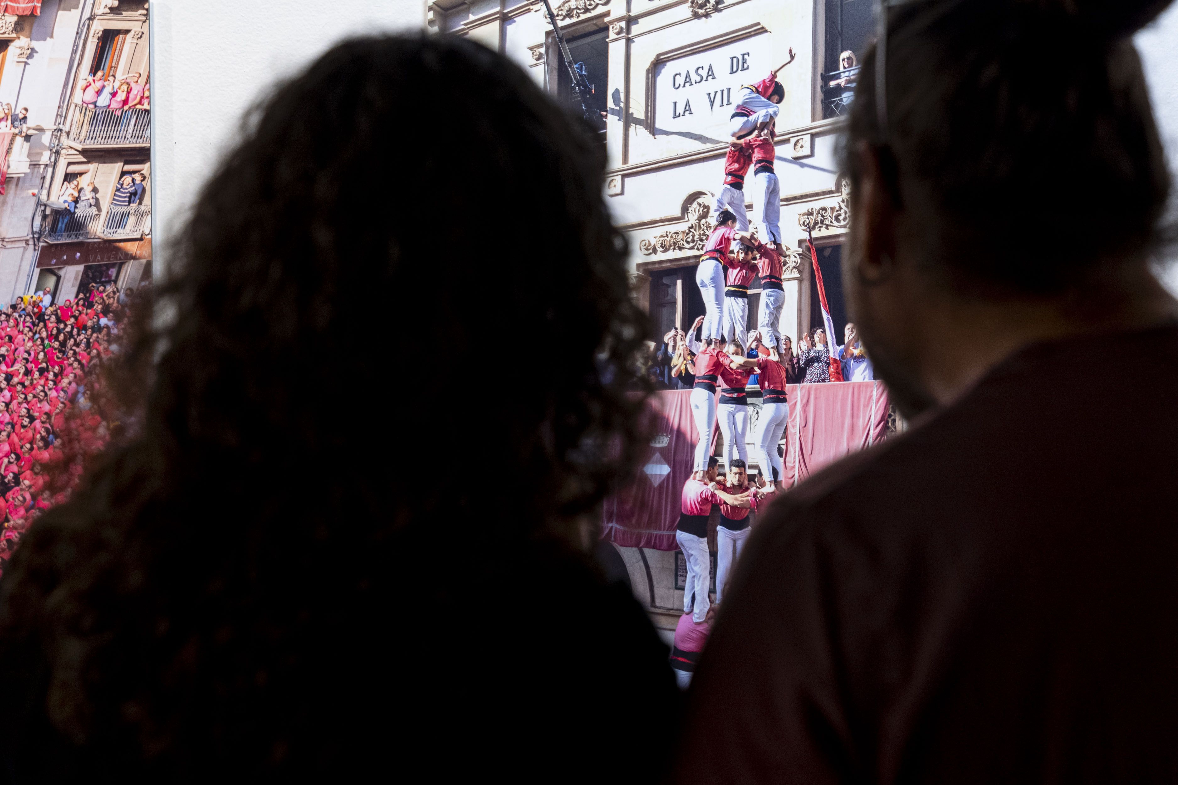 Està formada per imatges de gran format de fotògrafs reconeguts sobre les fites més icòniques i emblemàtiques de la història recent del fet casteller