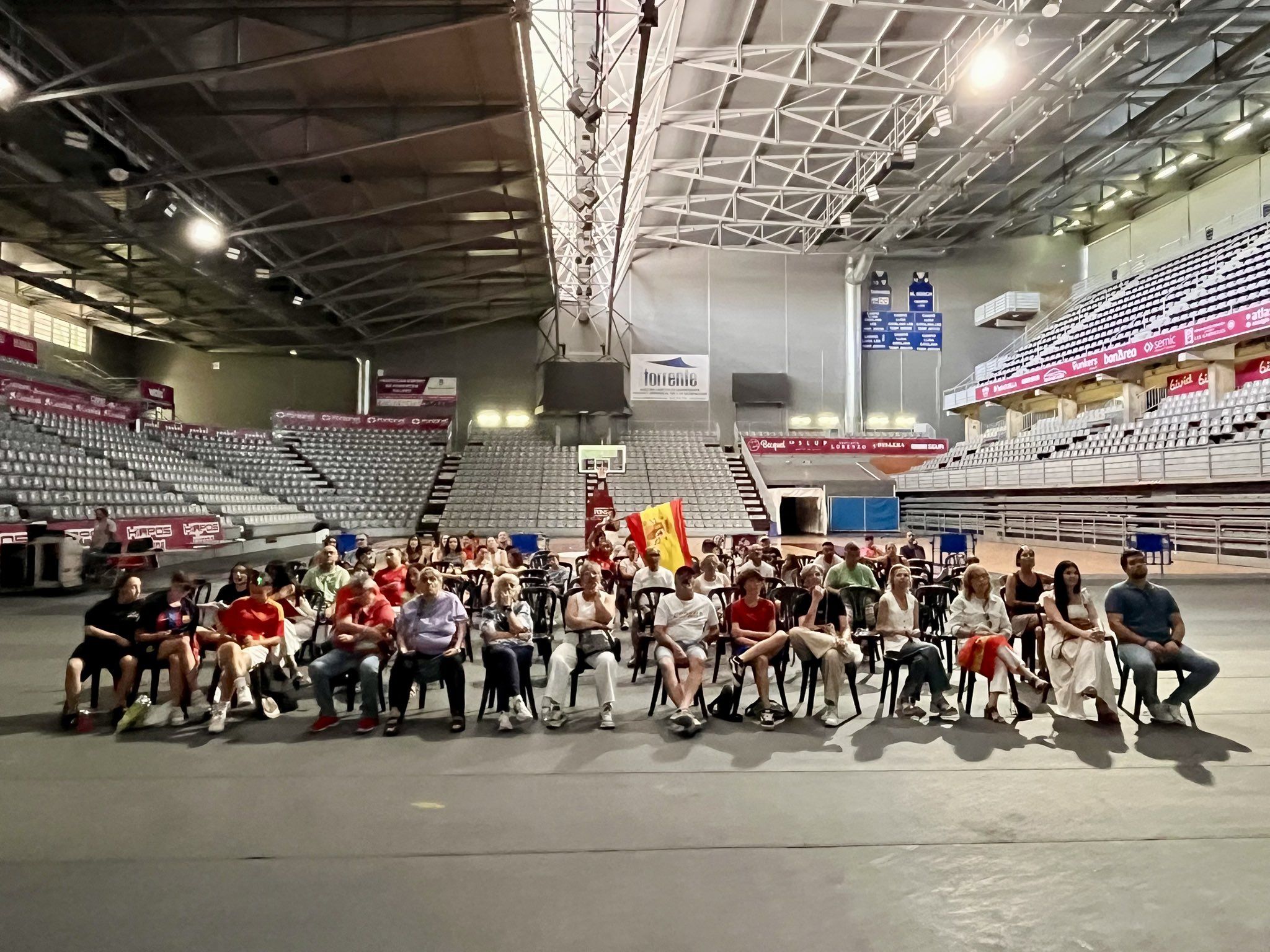 Alguns dels aficionats que van seguir ahir la final de l'Eurocopa femenina al Barris Nord