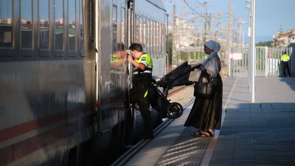 Una usuària puja en un tren de Rodalies Una usuària puja en un tren de Rodalies