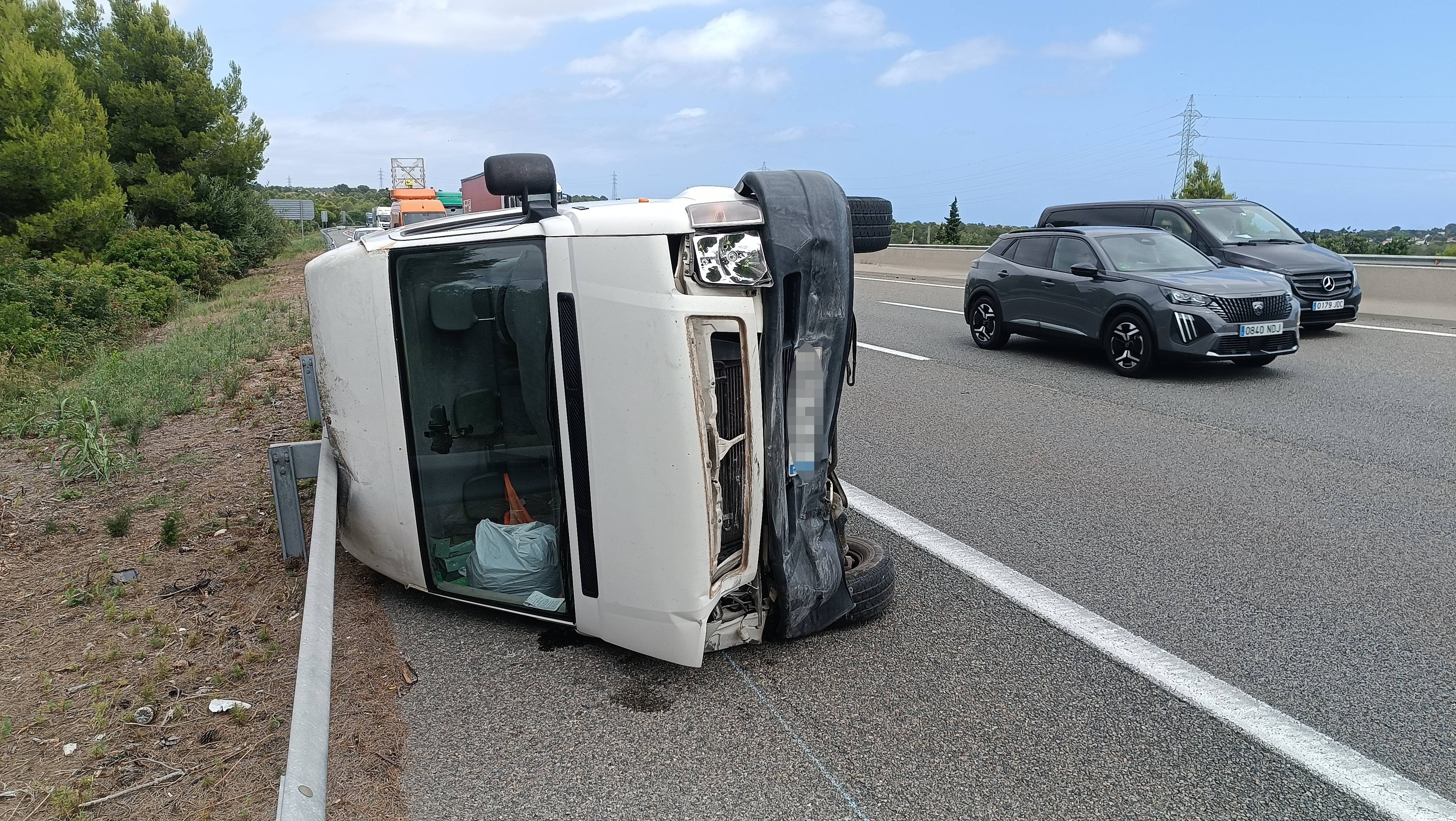 Furgoneta volcada en la AP 7 en Roda de Berà | FOTO: Jordi Sanvisens