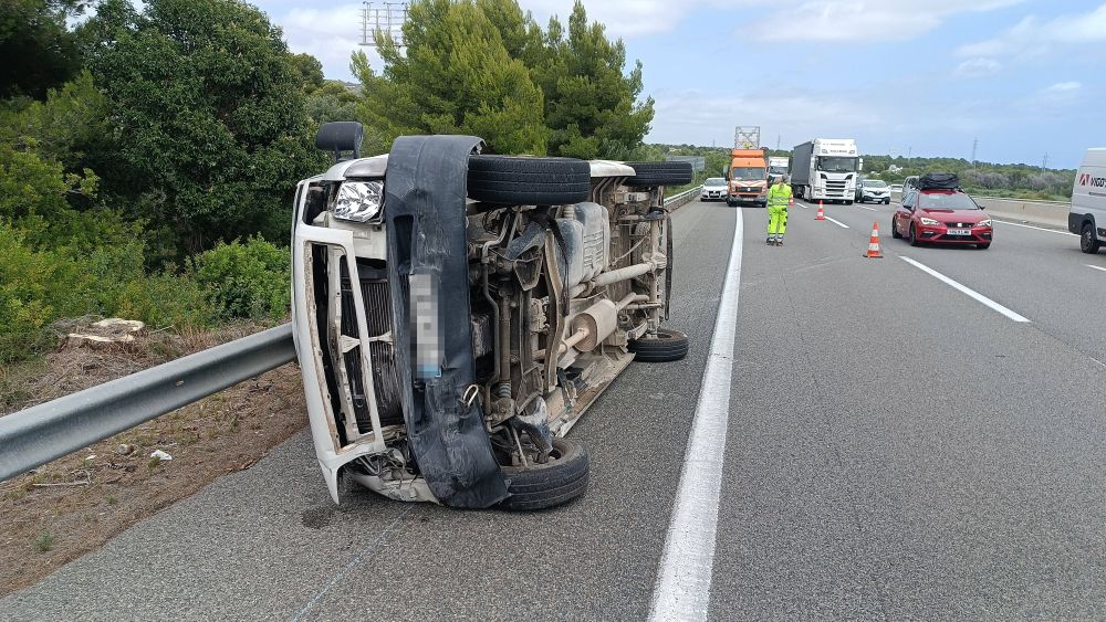 Furgoneta bolcada a l'AP 7 a Roda de Berà