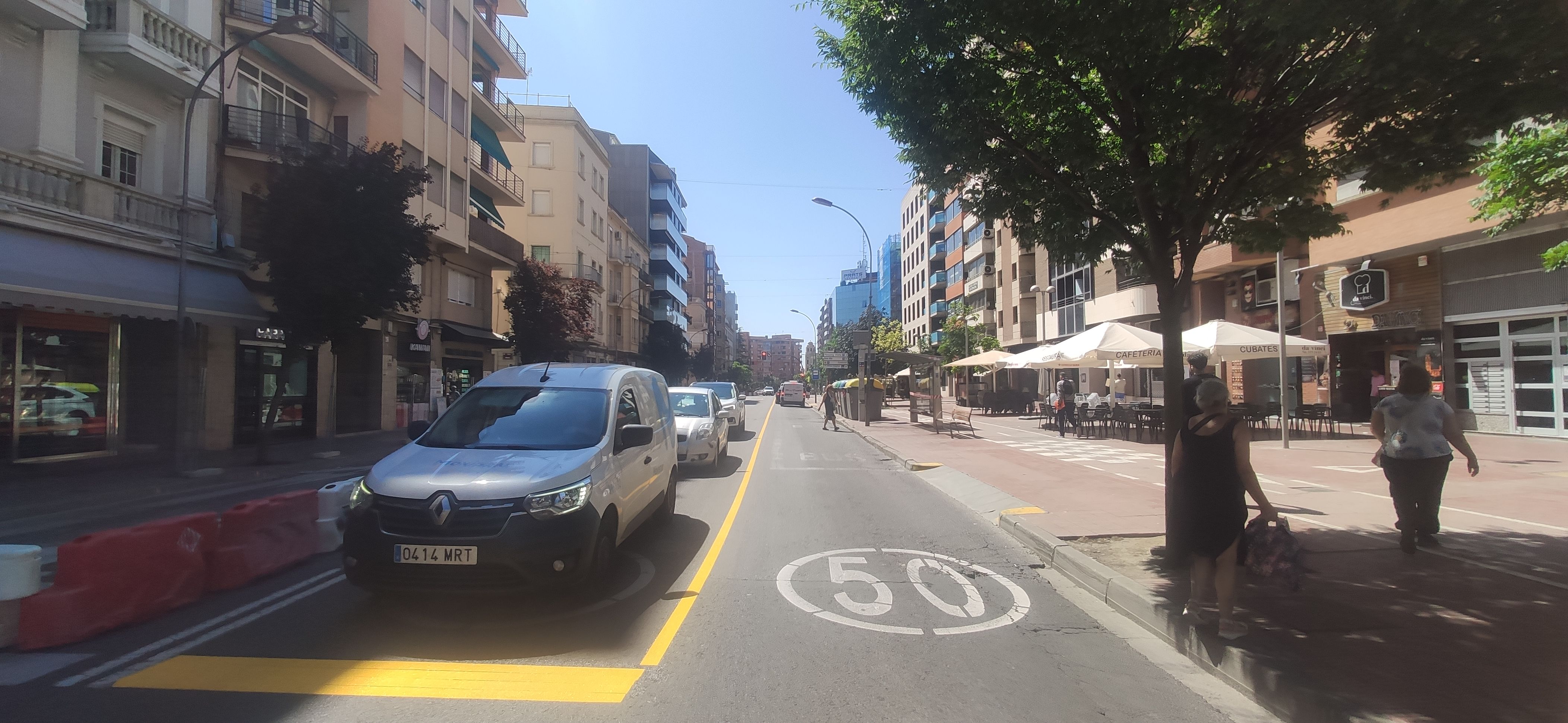 FOTO: D.H. / Un dels dos carrils en sentit Ricard Viñes ha canviat de sentit provisionalment deixant un carril d'anada i un altre de tornada