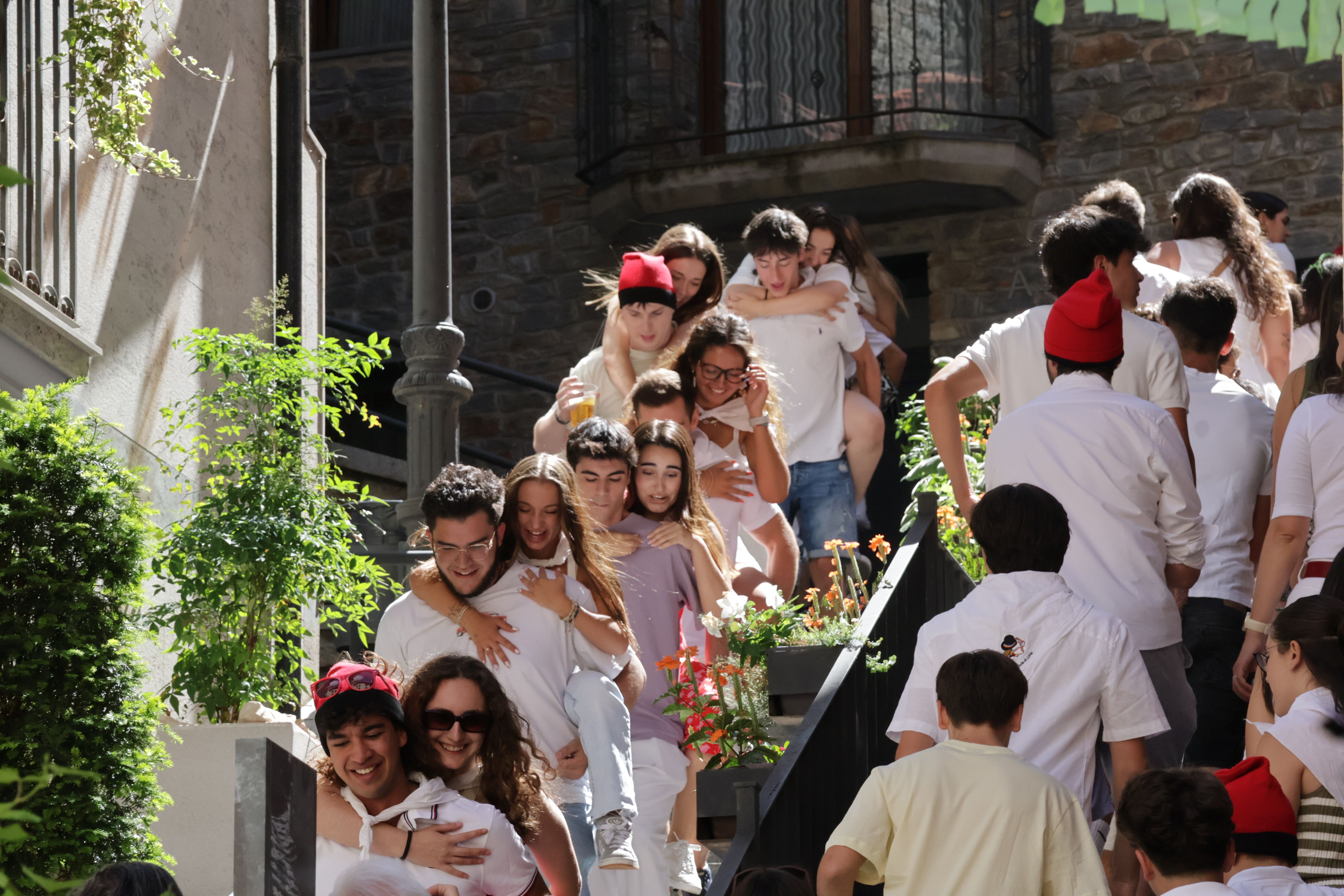 Los jóvenes bajan las escaleras del lado de la plaza Mayor, durante la tradicional Passa en Sant Julià de Lòria | FOTO: M.S. (ANA)
