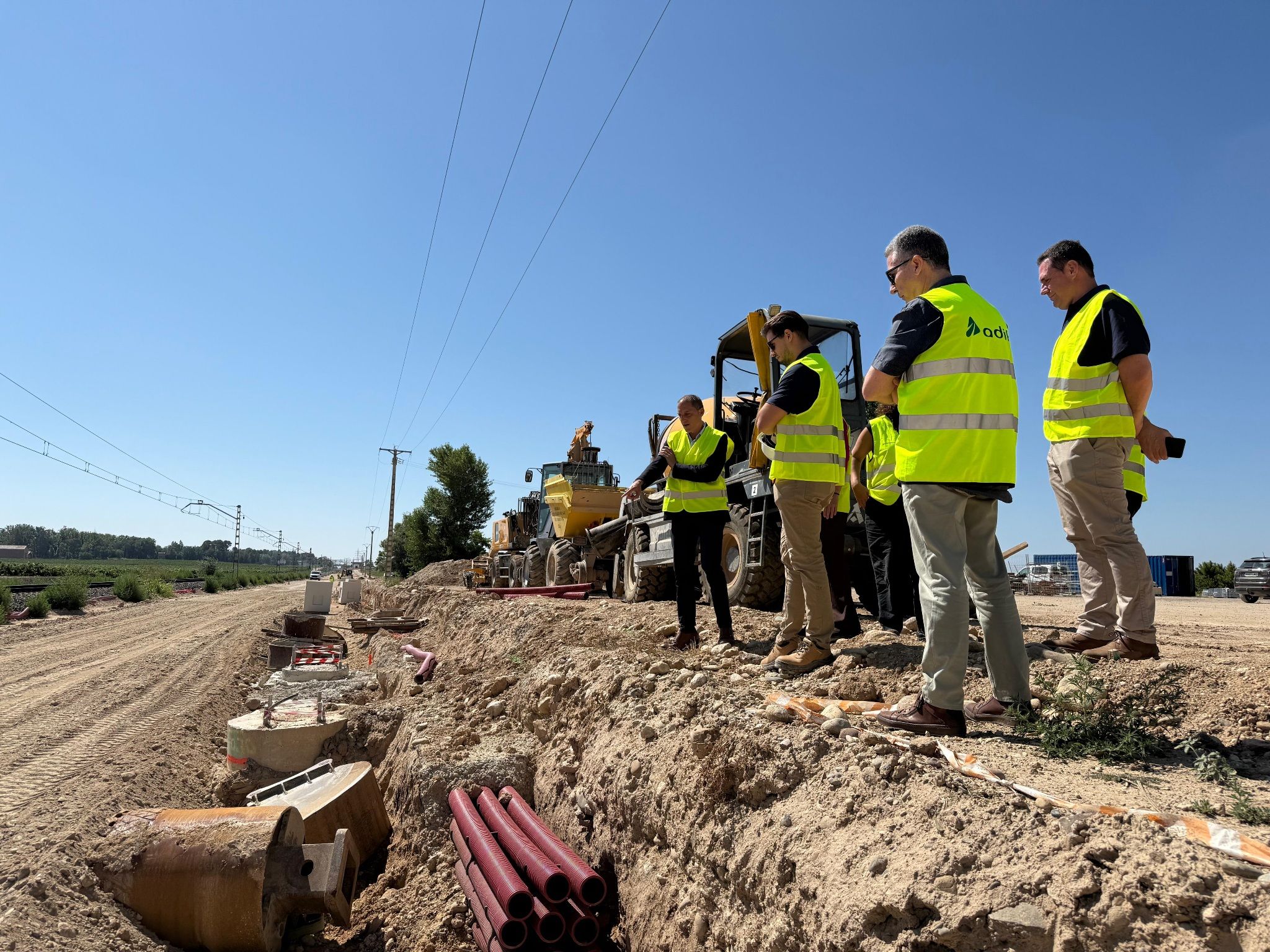 El subdelegat del Govern a Lleida, José Crespín, i la subdirectora d’Operacions RC Noreste d’ADIF, Gemma Aliaga, visiten els treballs que es porten a terme per impulsar el trànsit de mercaderies per via fèrria