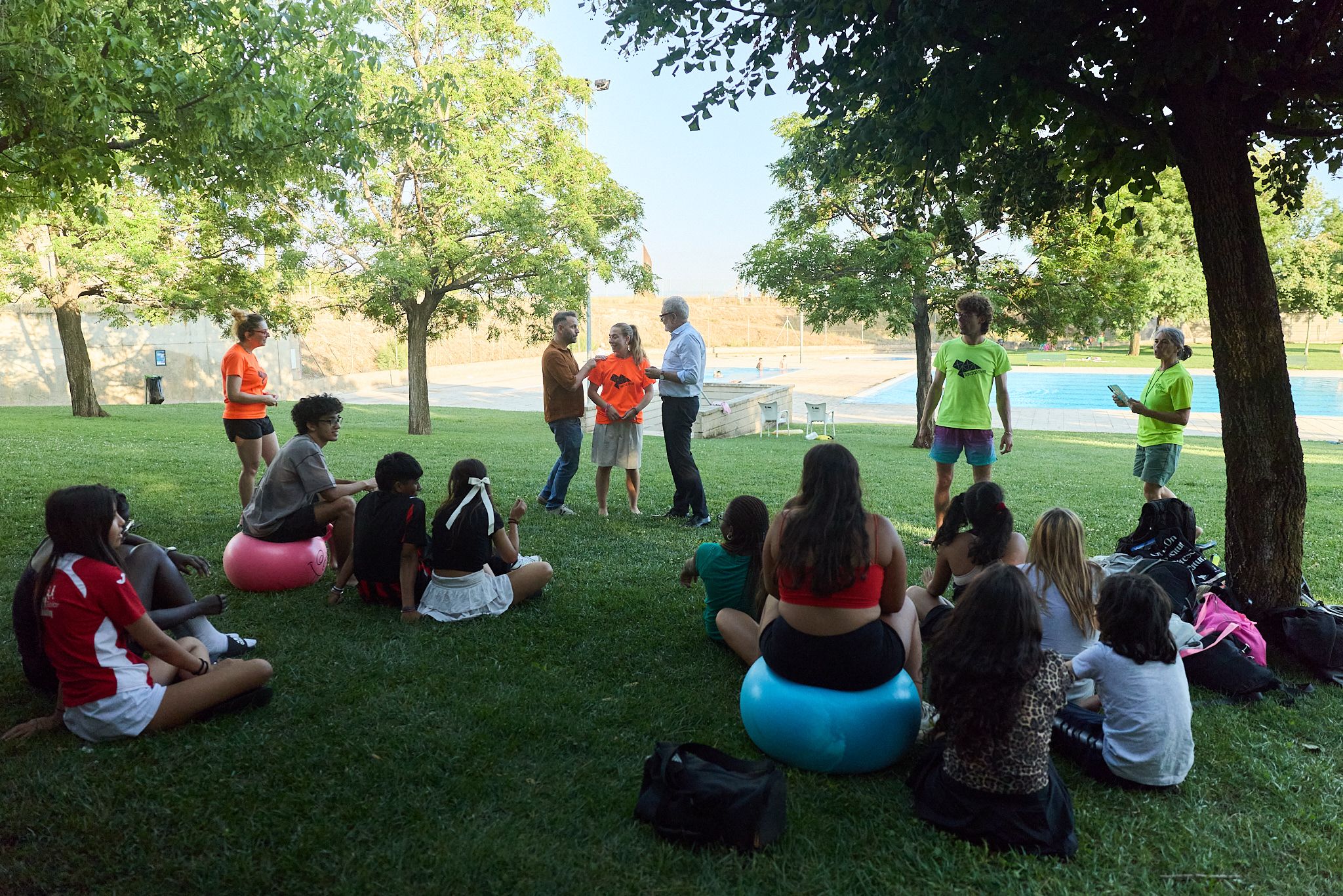 El paer en cap, Fèlix Larrosa, ha visitat l’Estiu Xoff a les piscines municipals dels Mangraners