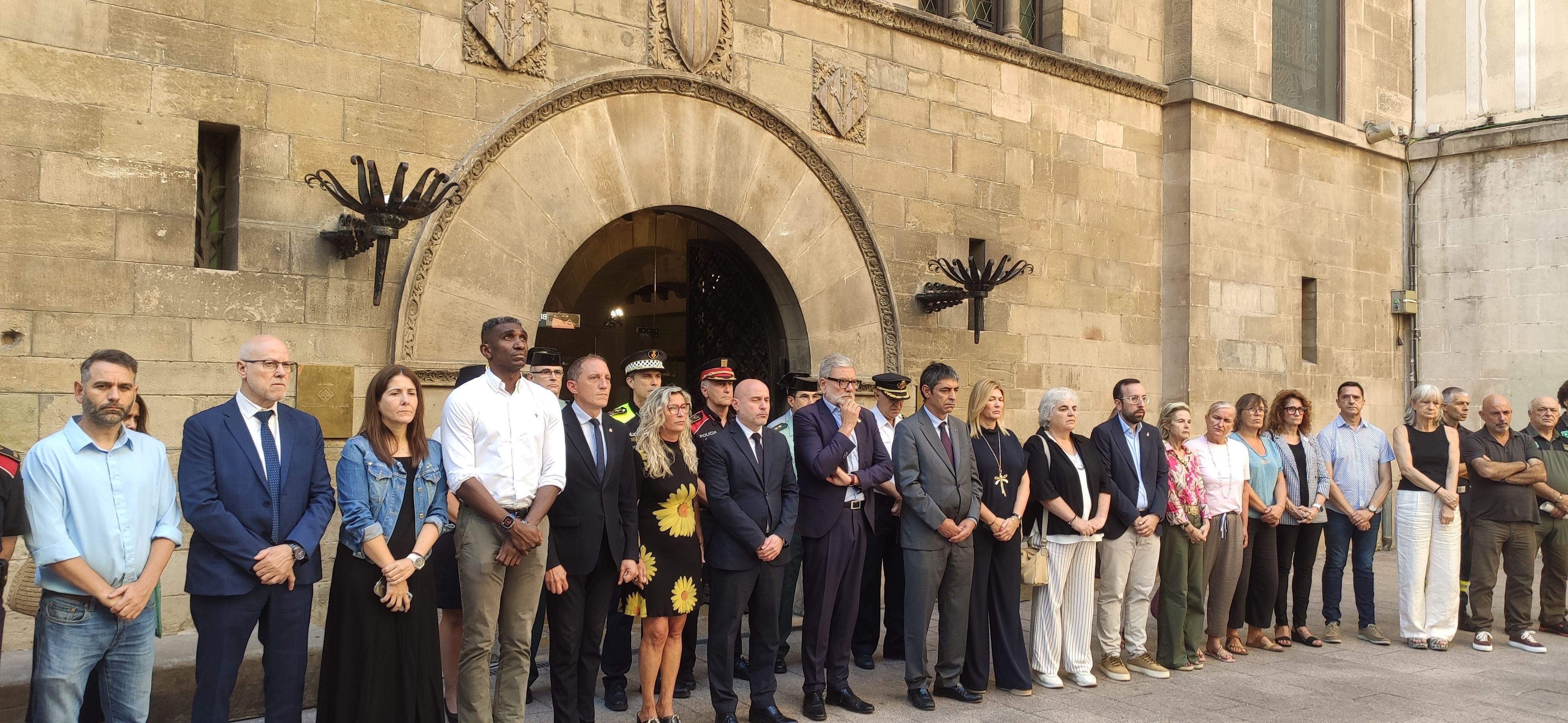 FOTO: D.H. / Minut de silenci a la Plaça Paeria de Lleida per la mort de la cooperant lleidatana a Malawi