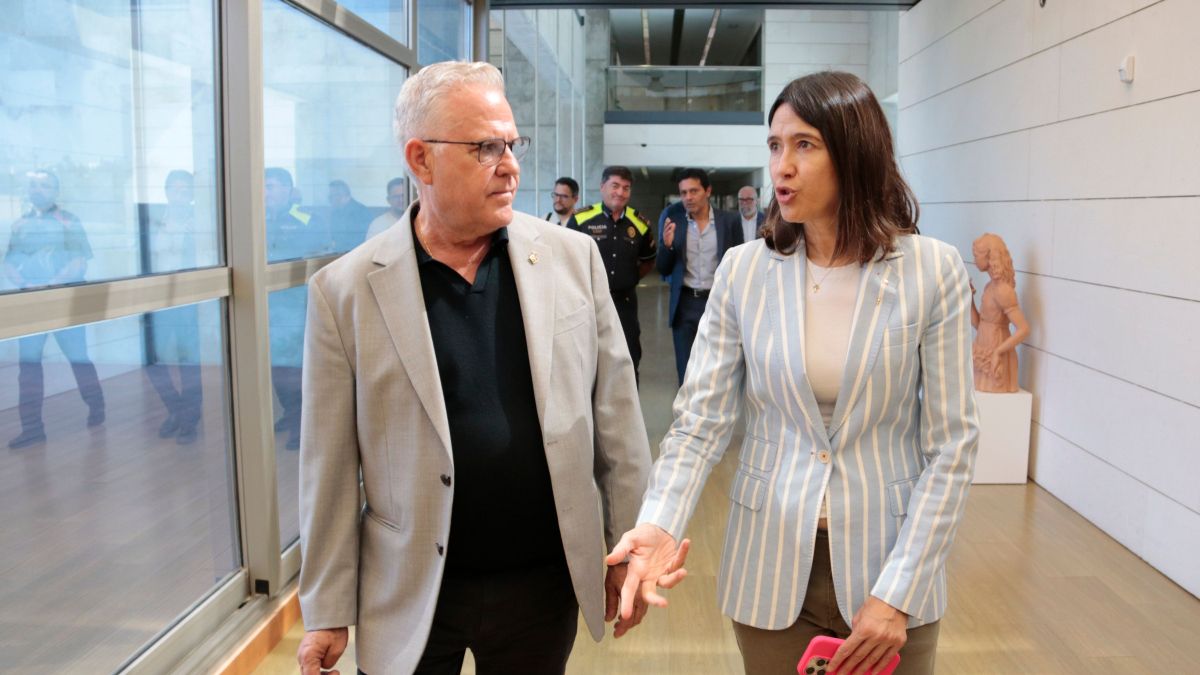 La consellera d'Interior, Núria Parlon, durant la visita a l'ajuntament de Salou