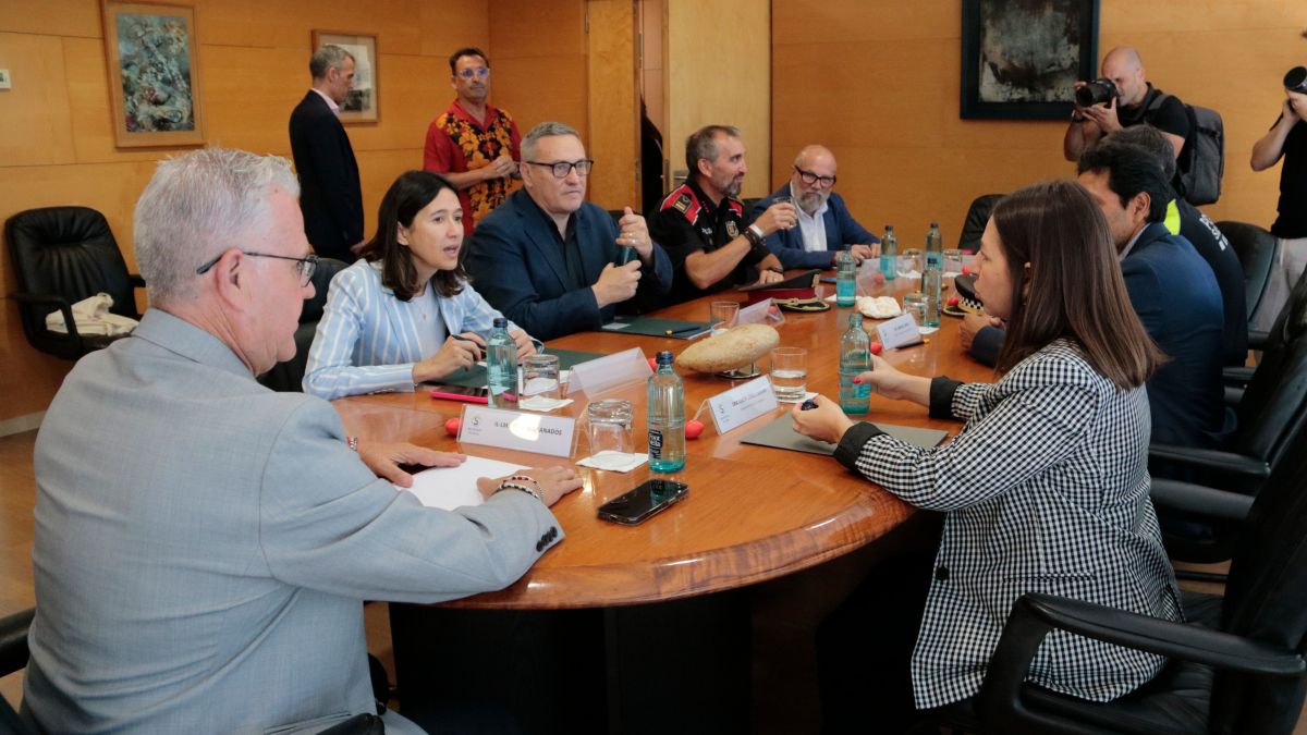 Reunió entre la consellera d'Interior, Núria Parlon, amb l'alcalde de Salou, Pere Granados i membres dels cossos policials 1