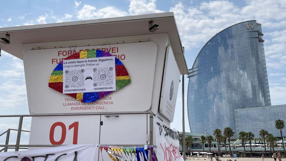Una de les torres de vigilància de la platja de Sant Sebastià, tancada per la vaga de socorristes a Barcelona Una de les torres de vigilància de la platja de Sant Sebastià, tancada per la vaga de socorristes a Barcelona