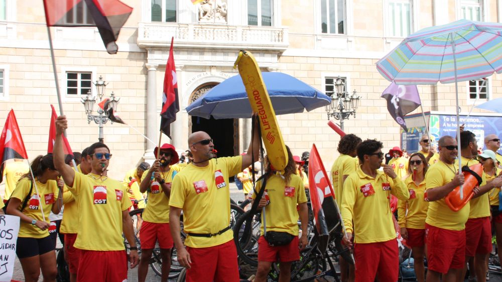 La concentració de socorristes de Barcelona l'1 d'agost a la plaça Sant Jaume per la millora de les seves condicions laborals La concentració de socorristes de Barcelona l'1 d'agost a la plaça Sant Jaume per la millora de les seves condicions laborals