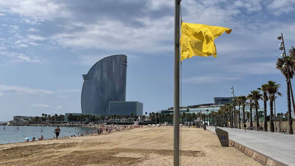 La bandera groga a la platja de Sant Sebastià per la vaga de socorristes de Barcelona La bandera groga a la platja de Sant Sebastià per la vaga de socorristes de Barcelona