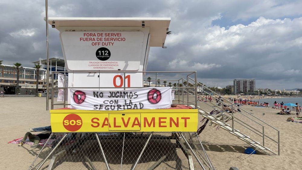Una de les torres de salvament tancades per la vaga de socorristes a Barcelona Una de les torres de salvament tancades per la vaga de socorristes a Barcelona