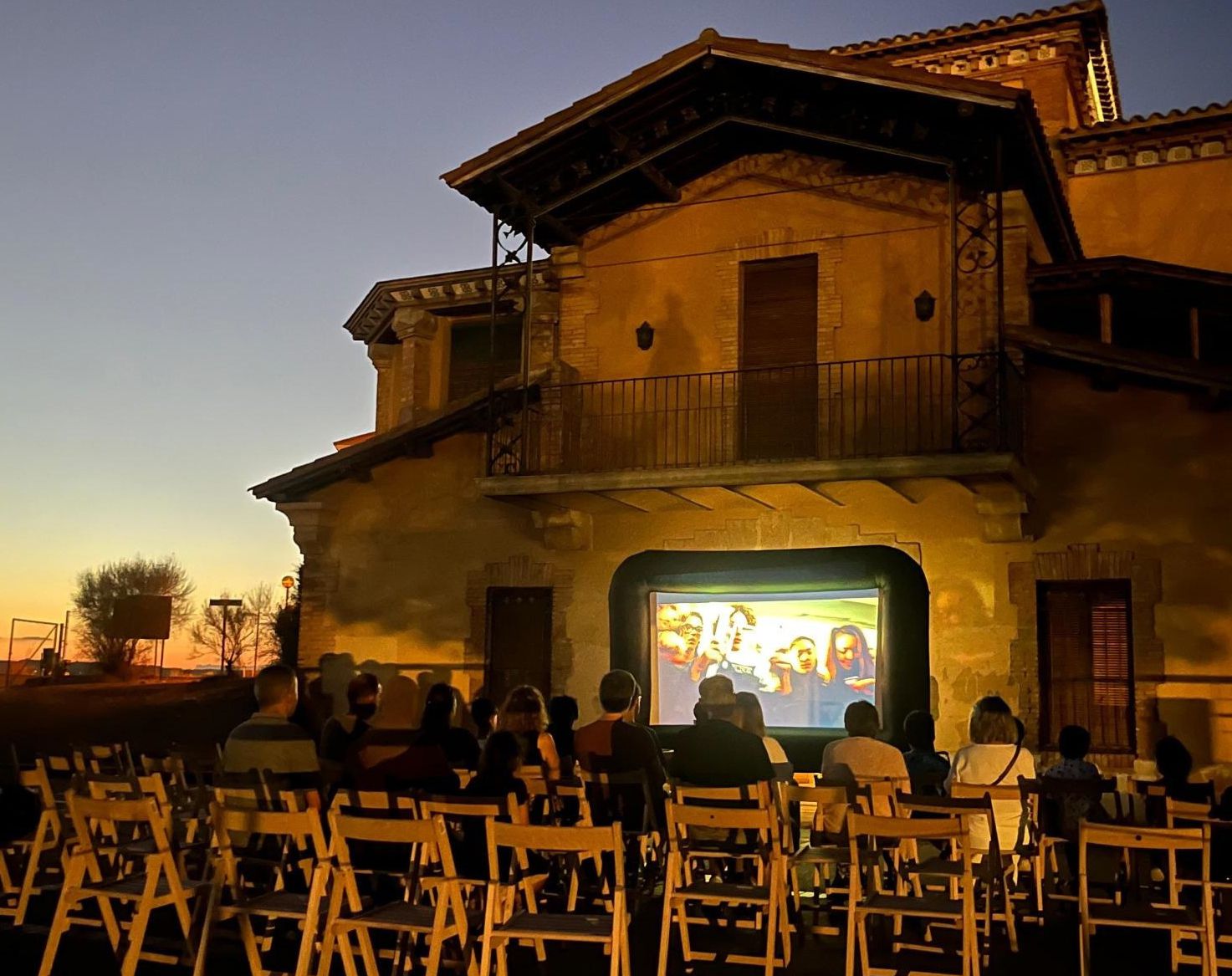Cinema a la fresca, a Torre Queralt. Avui, tercera i darrera sessió del cicle. Imatge d'una de les sessions d'aquest estiu