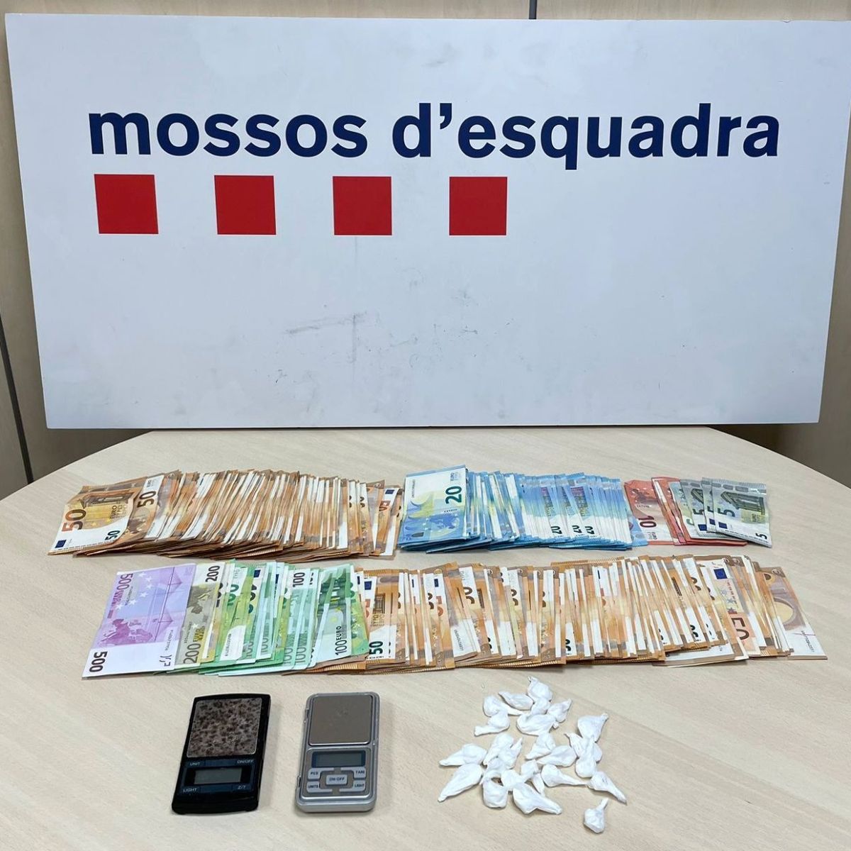 Diners, mòbils i drogues comissats pels Mossos al grup que suposadament tràficava amb drogues detingut a Falset Diners, mòbils i drogues comissats pels Mossos al grup que suposadament tràficava amb drogues detingut a Falset