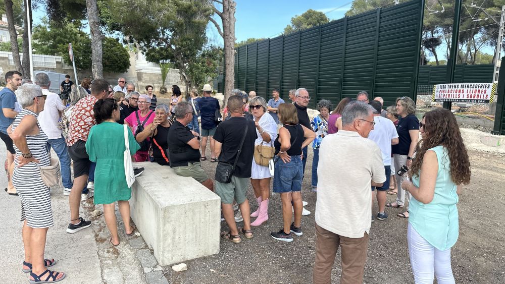 Veïns de Roda de Berà rebutgen la instal·lació de pantalles acústiques al municipi 1 Veïns de Roda de Berà rebutgen la instal·lació de pantalles acústiques al municipi 1