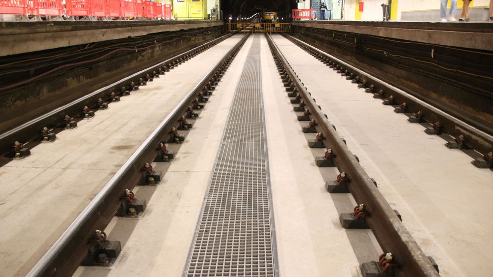 Las vías que se están instalando en la red del metro, al paso por la estación de la L4 de Maragall Las vías que se están instalando en la red del metro, al paso por la estación de la L4 de Maragall