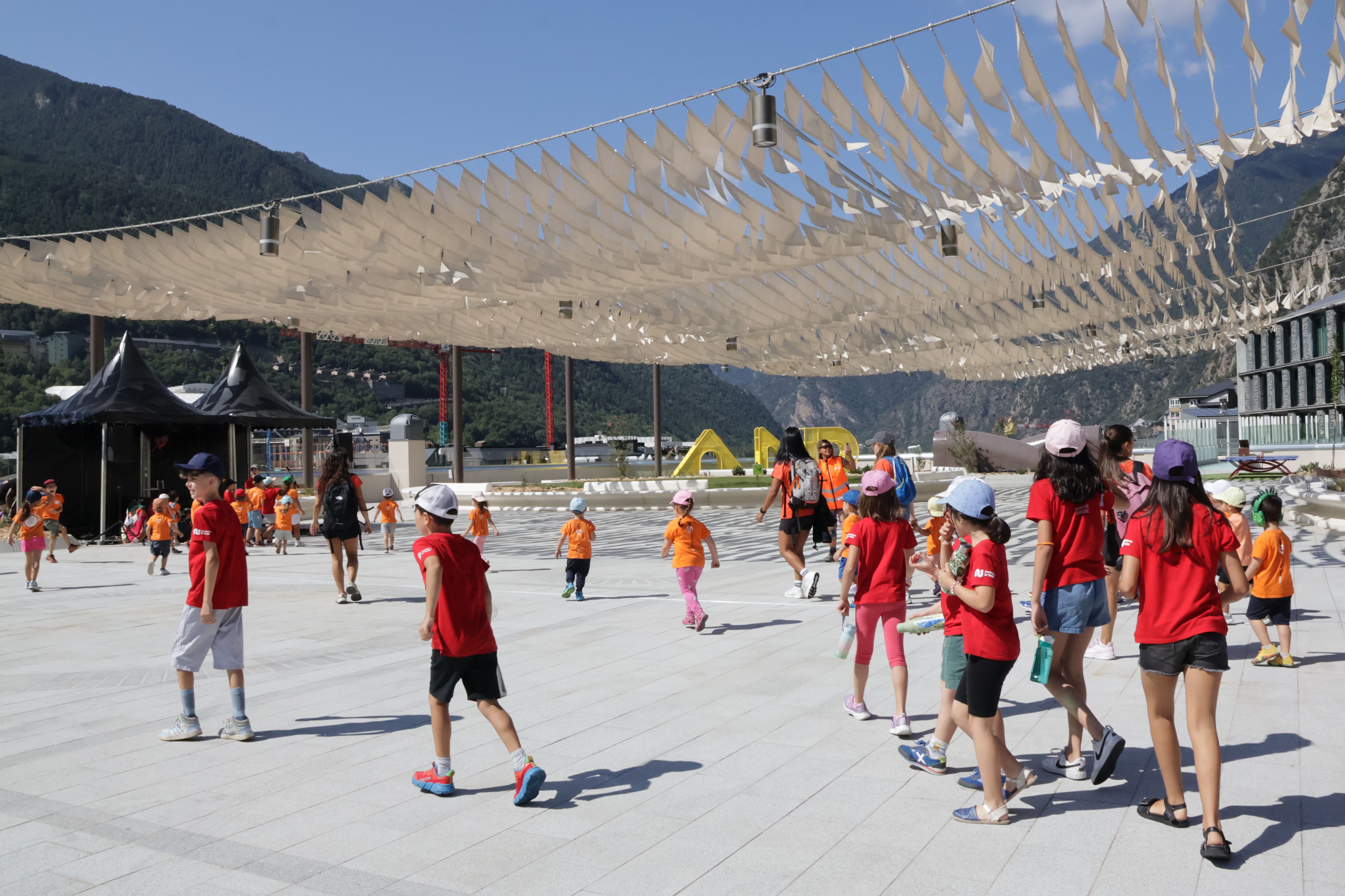 Els infants entren a la nova plaça del Poble d'Andorra la Vella | FOTO: M.S. (ANA)