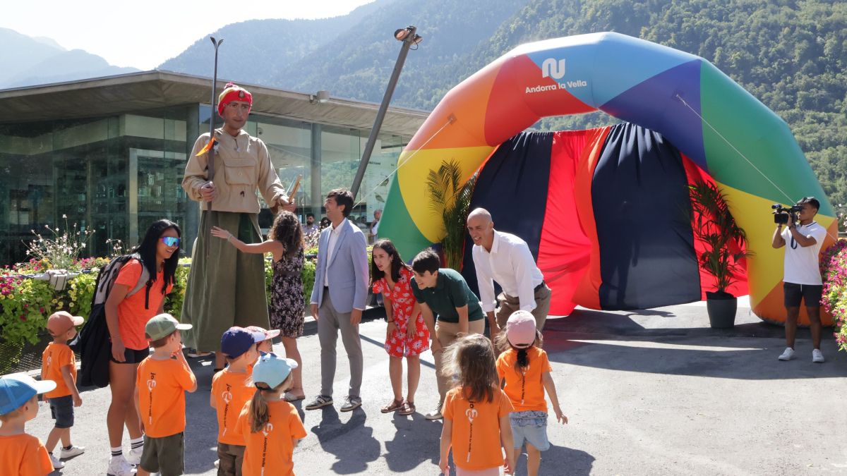 Las autoridades reciben a los niños que han protagonizado la rúa que ha servido para inaugurar la plaza del Poble Las autoridades reciben a los niños que han protagonizado la rúa que ha servido para inaugurar la plaza del Poble