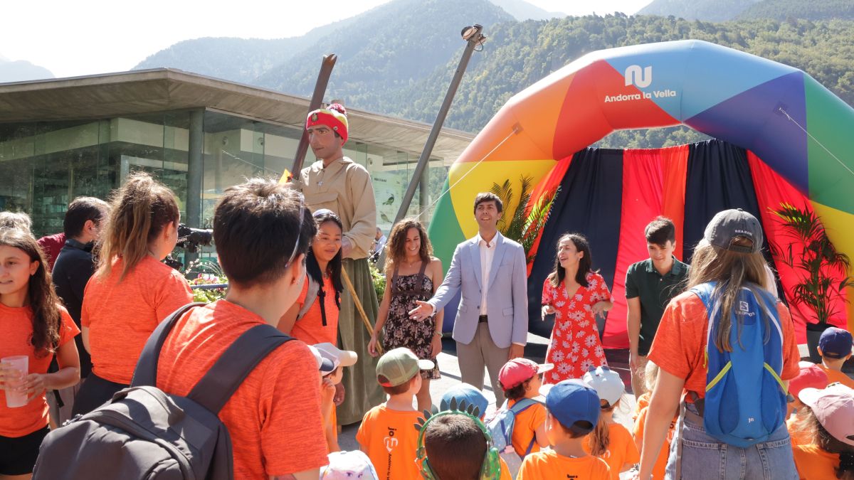 Las autoridades reciben a los niños que han protagonizado la rúa que ha servido para inaugurar la plaza del Poble de Andorra la Vella Las autoridades reciben a los niños que han protagonizado la rúa que ha servido para inaugurar la plaza del Poble de Andorra la Vella