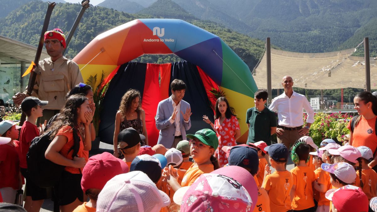 El cónsul mayor de Andorra la Vella, Sergi González, dirige unas palabras a los niños que han protagonizado la rúa de inauguración de la plaza del pueblo El cónsul mayor de Andorra la Vella, Sergi González, dirige unas palabras a los niños que han protagonizado la rúa de inauguración de la plaza del pueblo