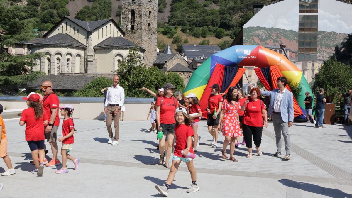Los cónsules de Andorra la Vella, Sergi González y Olalla Losada, hacen la entrada a la nueva plaza del Poble Los cónsules de Andorra la Vella, Sergi González y Olalla Losada, hacen la entrada a la nueva plaza del Poble