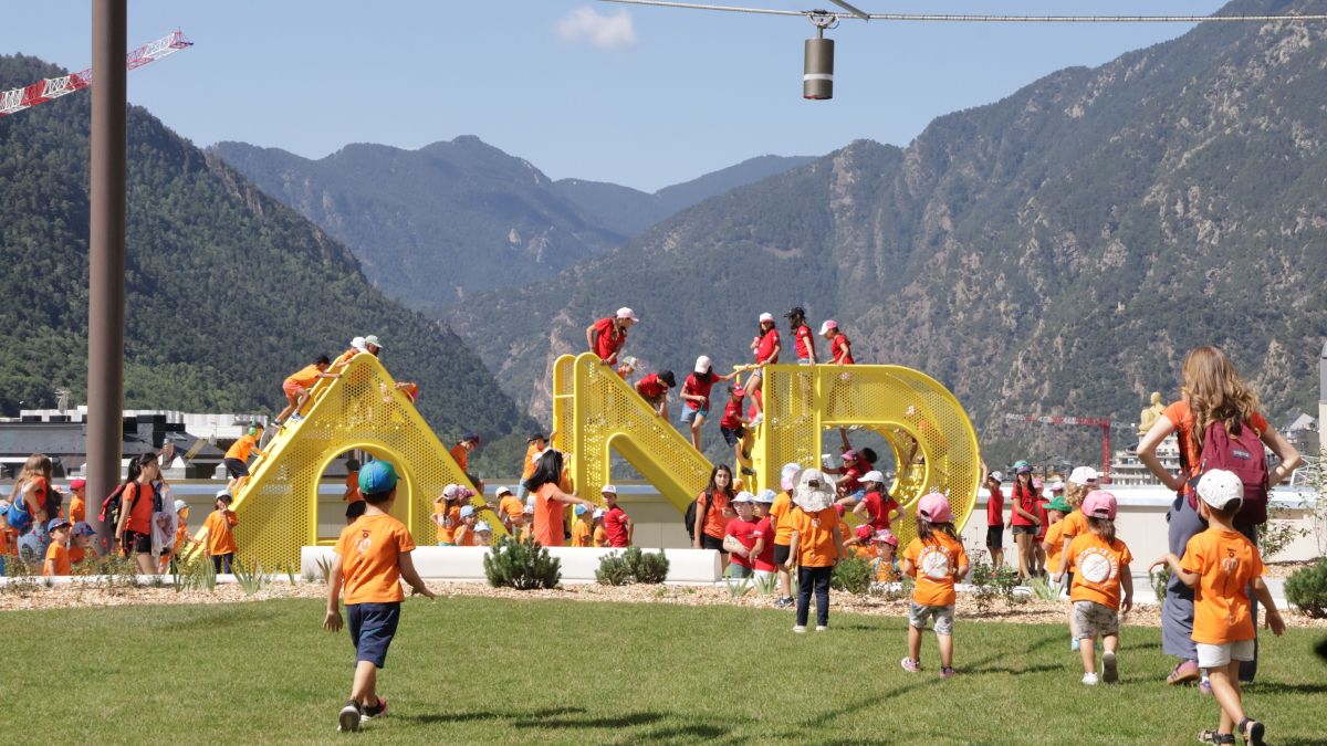 Los niños disfrutando de las letras instaladas en la plaza del Poble y de la zona verde Los niños disfrutando de las letras instaladas en la plaza del Poble y de la zona verde