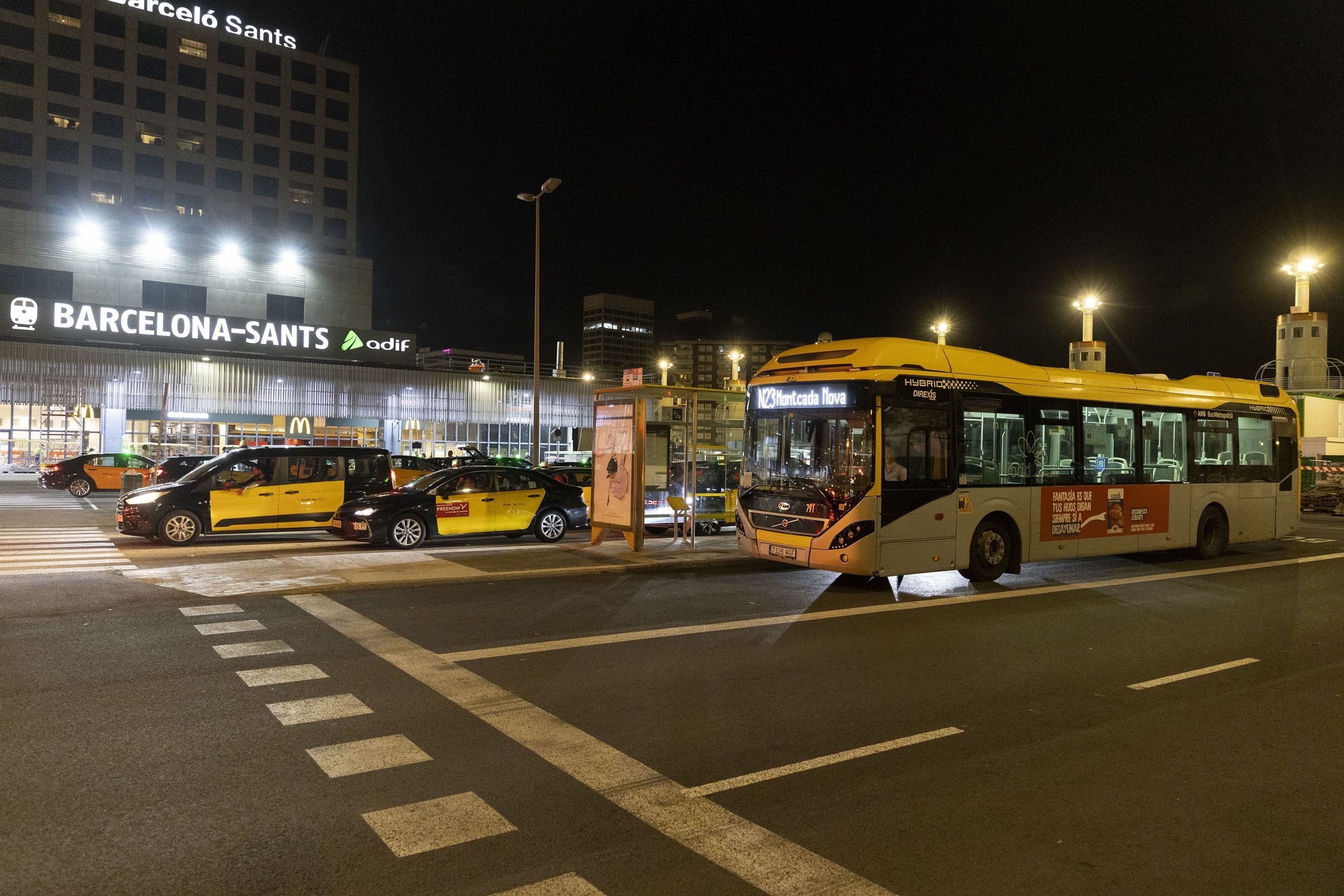 Autobús del NitBus de la AMB delante de la estación de Barcelona Sants | FOTO: Oscar Giralt